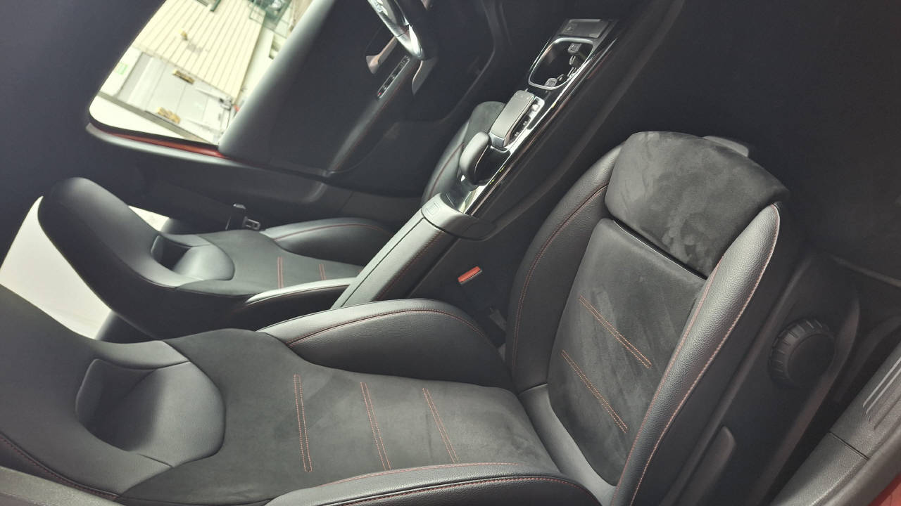 MERCEDES-BENZ A 250 AMG Line 4m Limousine-image-6