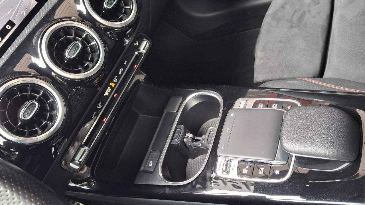 MERCEDES-BENZ A 250 AMG Line 4m Limousine-image-14