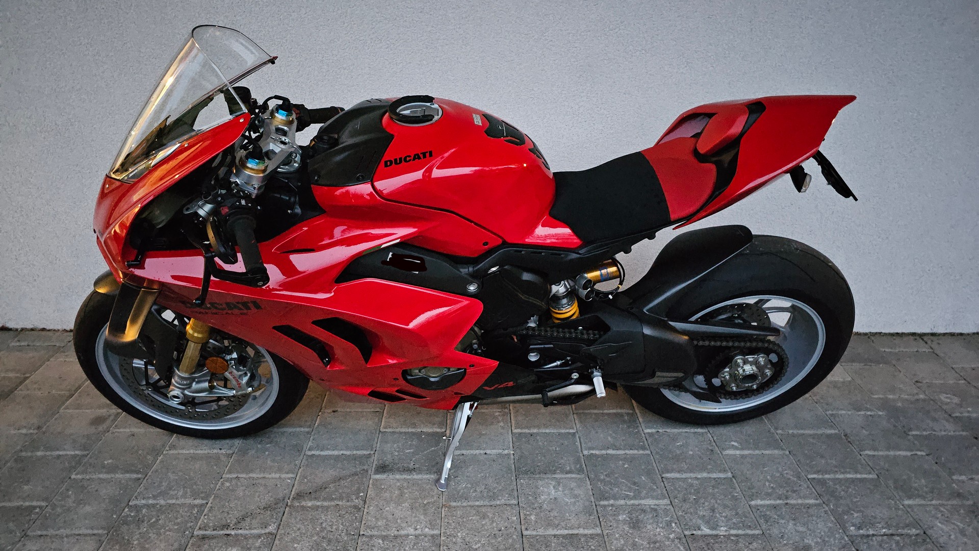 DUCATI S-showroom-element-1