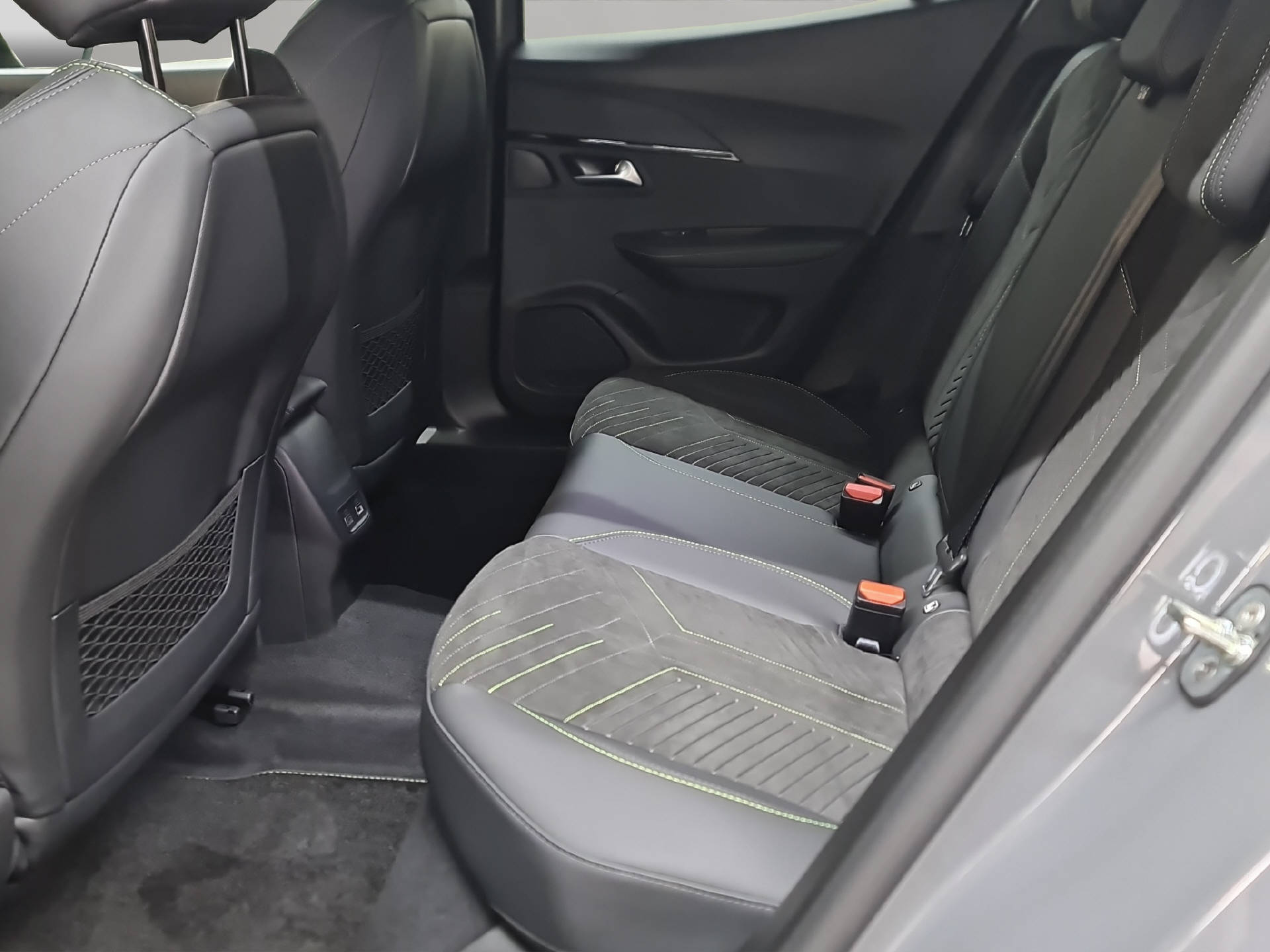 PEUGEOT 2008 1.2 Hybrid 145 GT-image-9