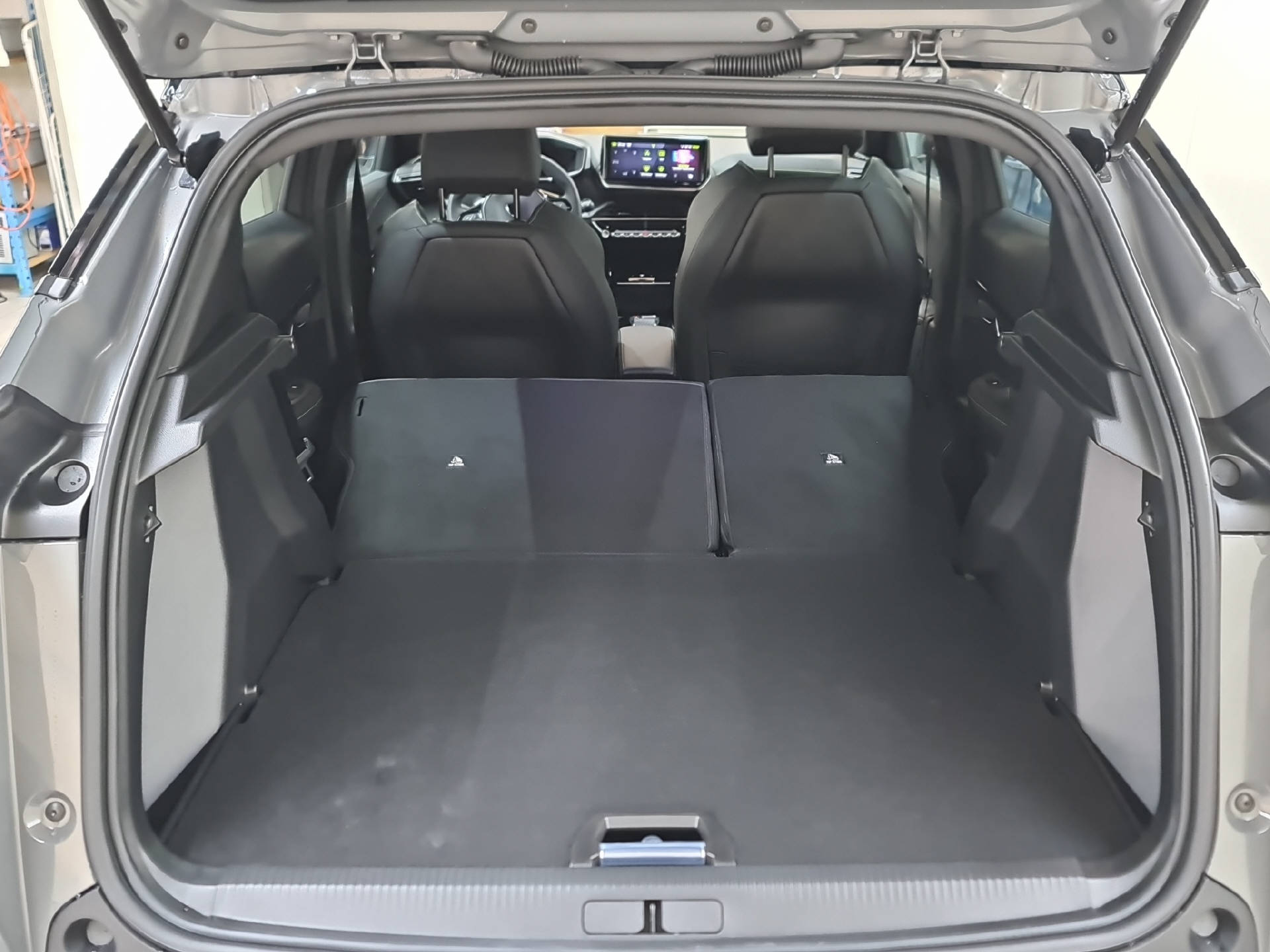 PEUGEOT 2008 1.2 Hybrid 145 GT-image-11