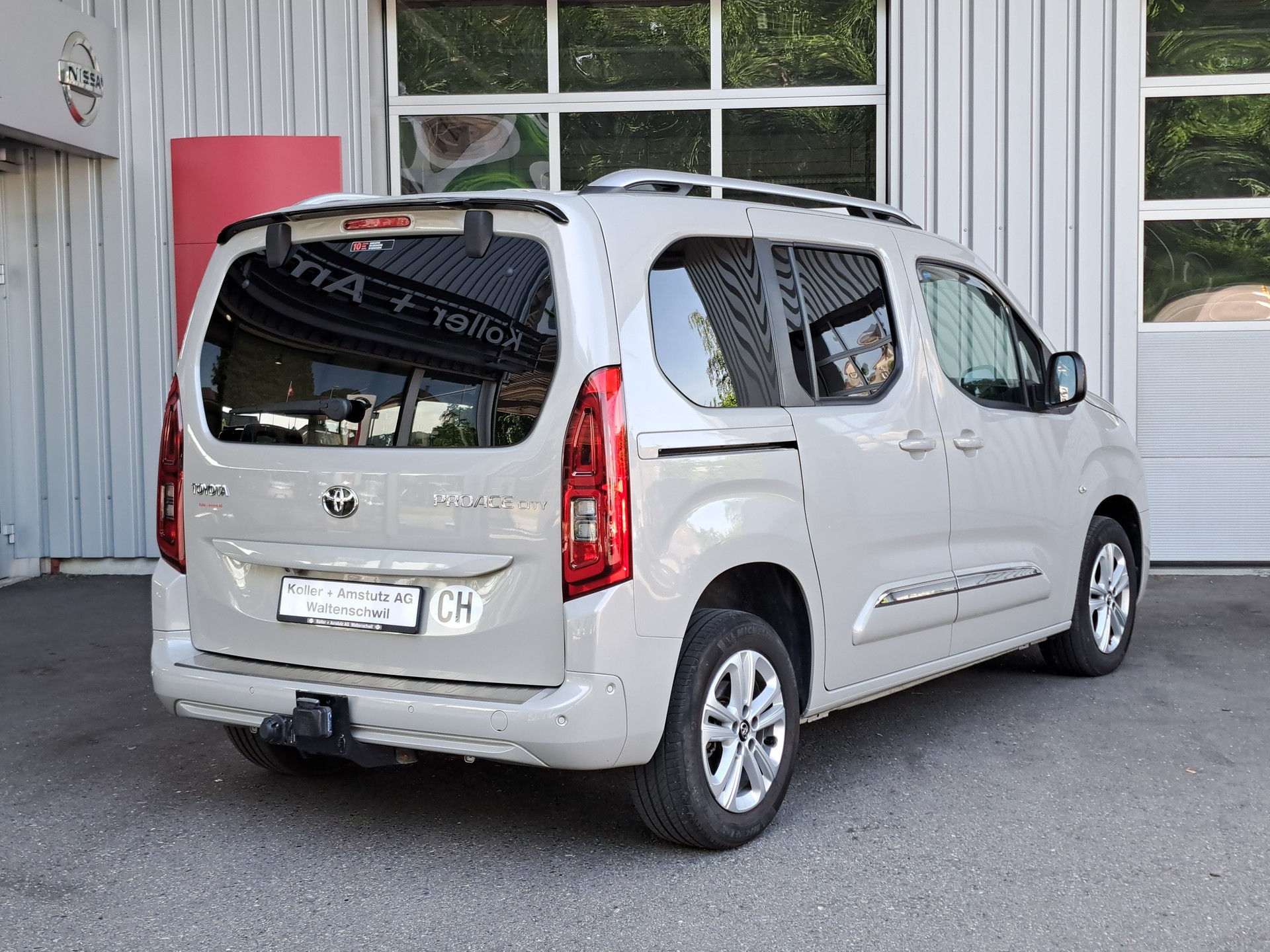 TOYOTA Proace City Verso 1.2 Trend Medium Automatik-image-6