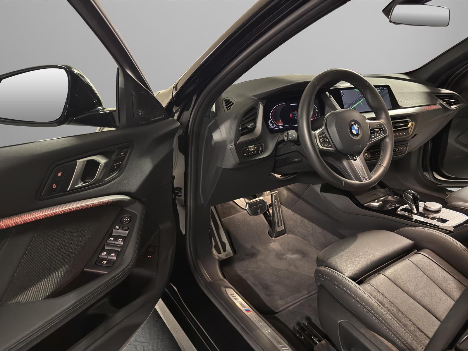 BMW M135i xDrive-showroom-element-3