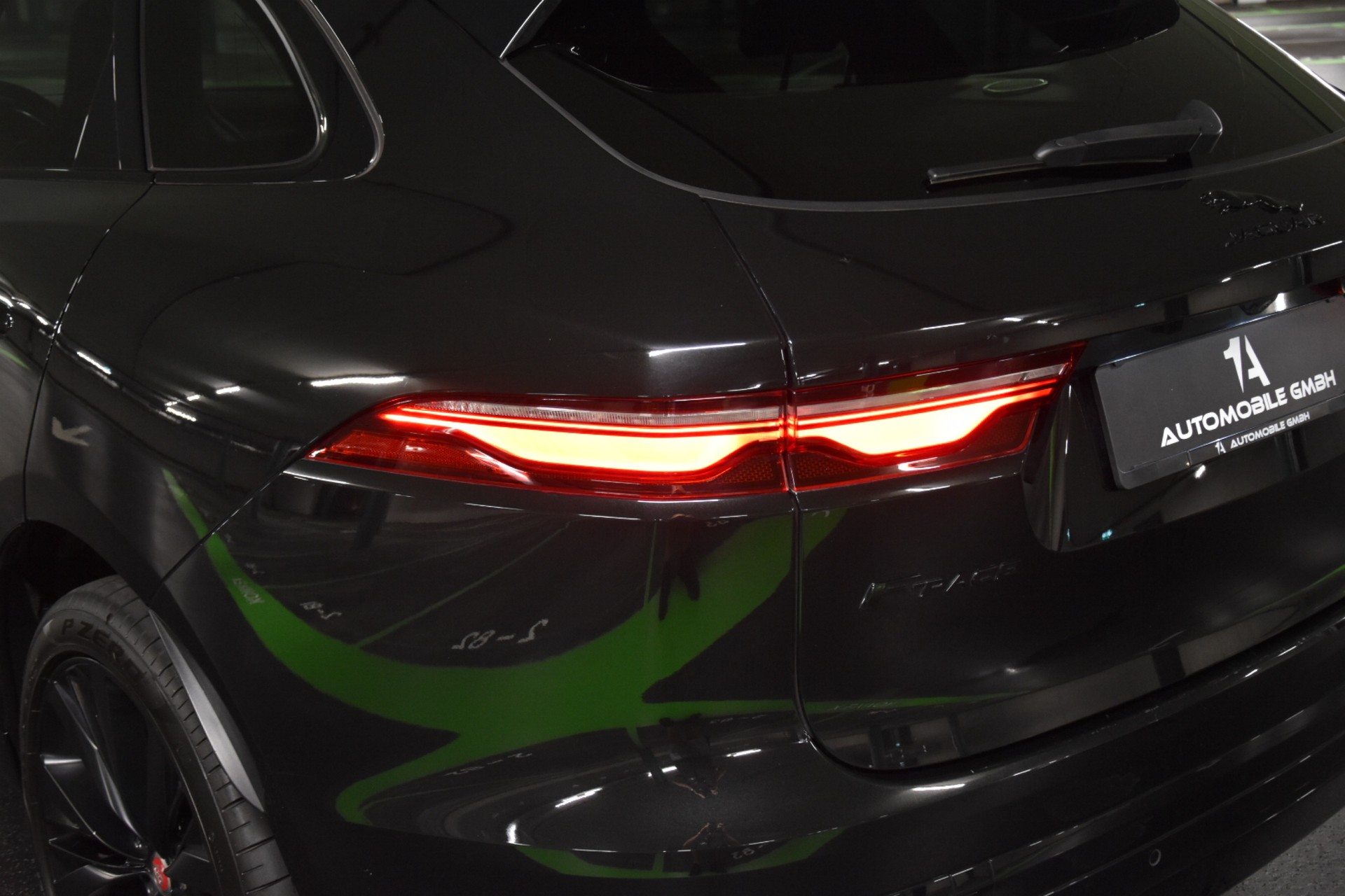 JAGUAR F-Pace 3.0 P400 R-Dynamic MHEV Black AWD-image-6