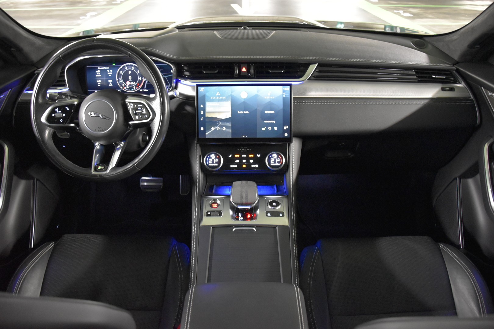 JAGUAR F-Pace 3.0 P400 R-Dynamic MHEV Black AWD-image-12