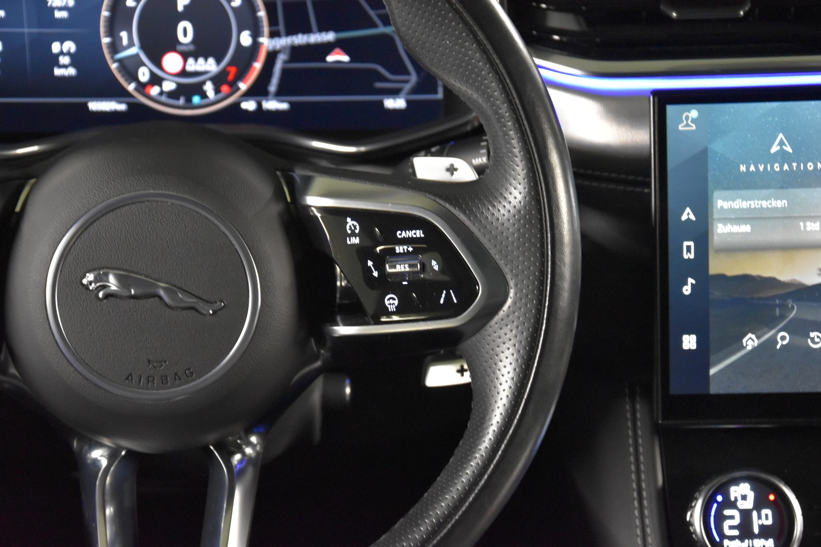 JAGUAR F-Pace 3.0 P400 R-Dynamic MHEV Black AWD-image-16
