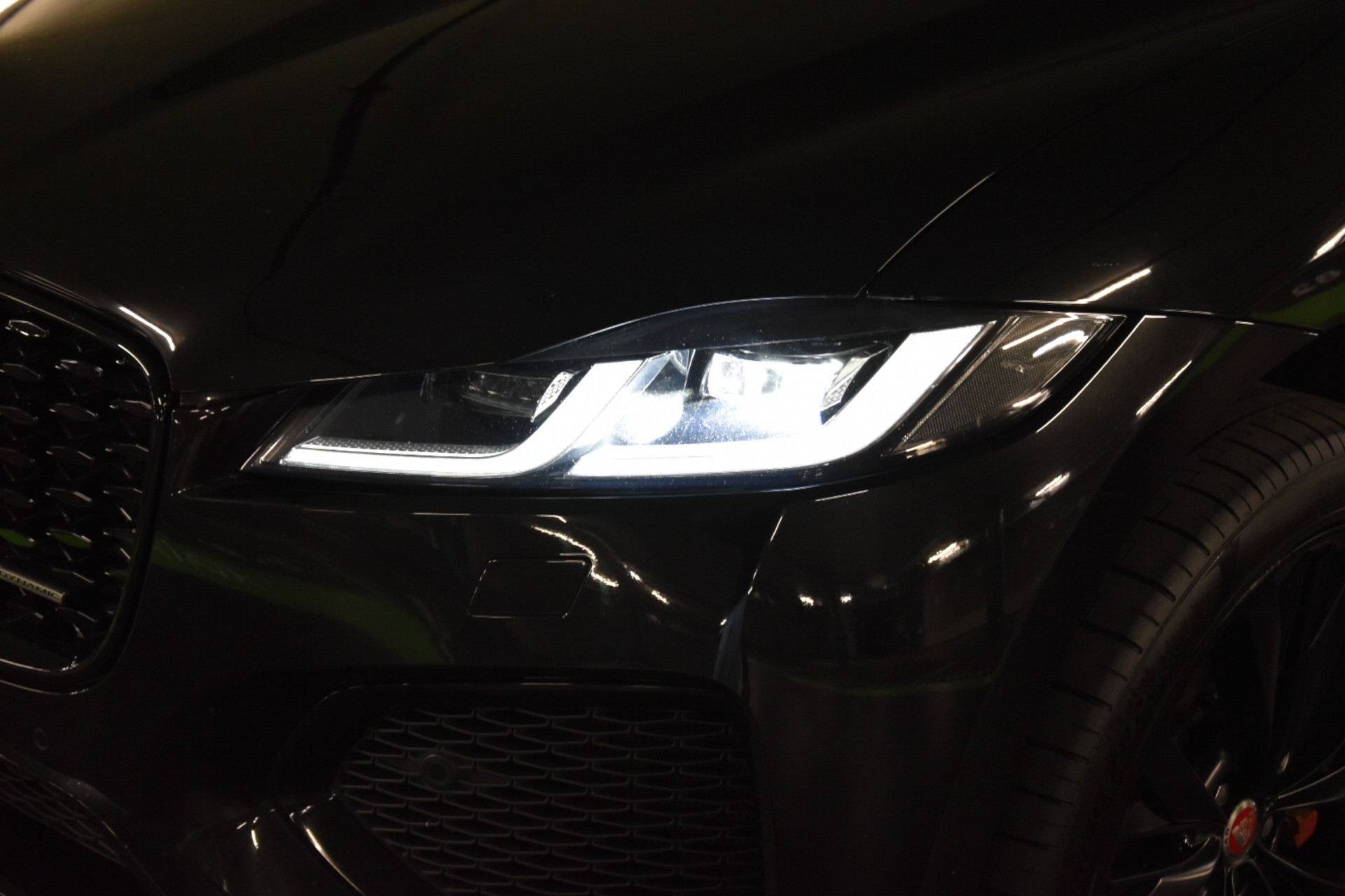 JAGUAR F-Pace 3.0 P400 R-Dynamic MHEV Black AWD-showroom-element-1