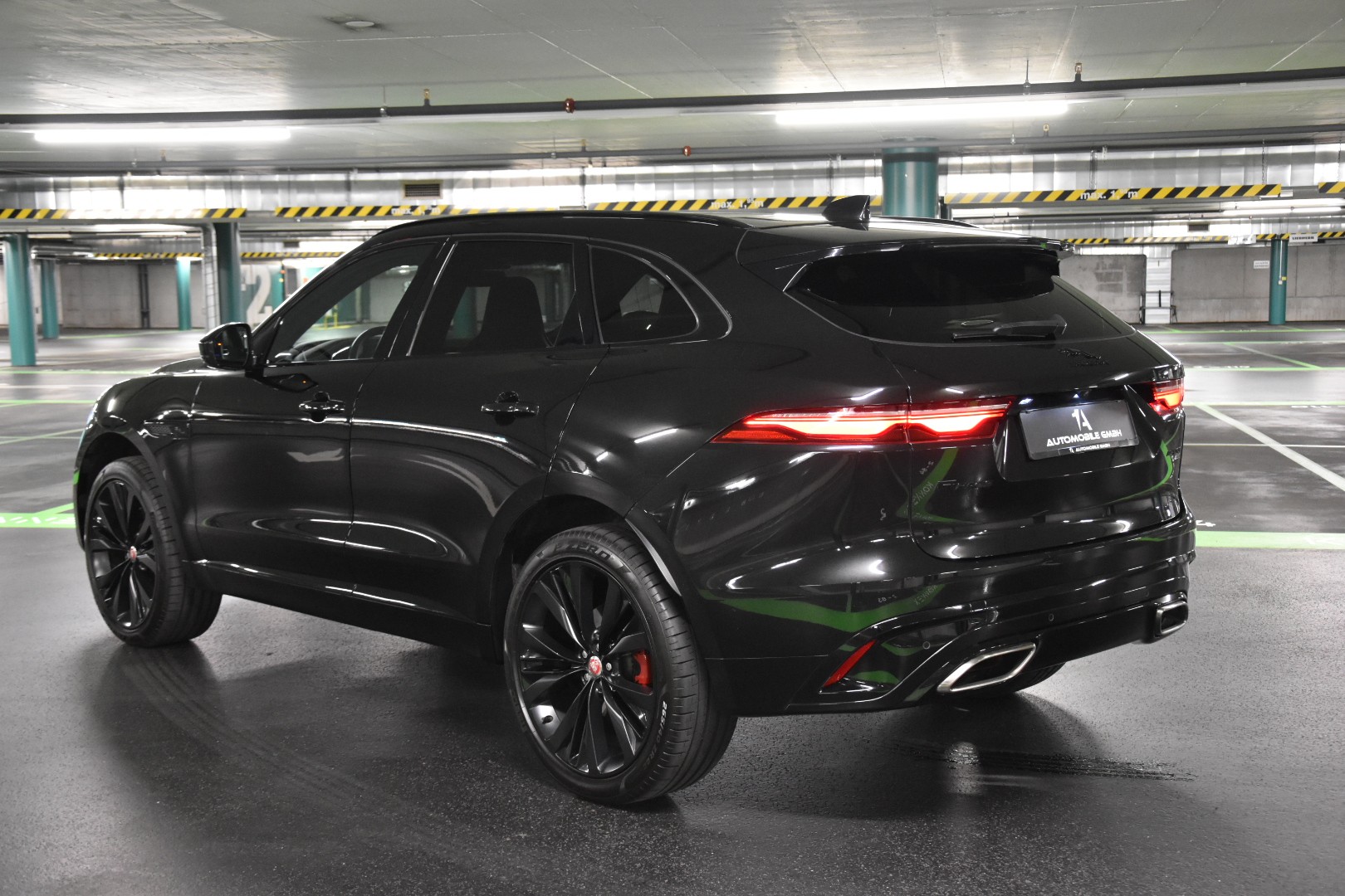 JAGUAR F-Pace 3.0 P400 R-Dynamic MHEV Black AWD-image-5