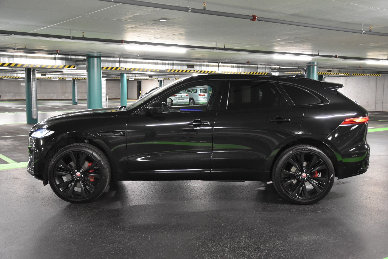 JAGUAR F-Pace 3.0 P400 R-Dynamic MHEV Black AWD-image-4