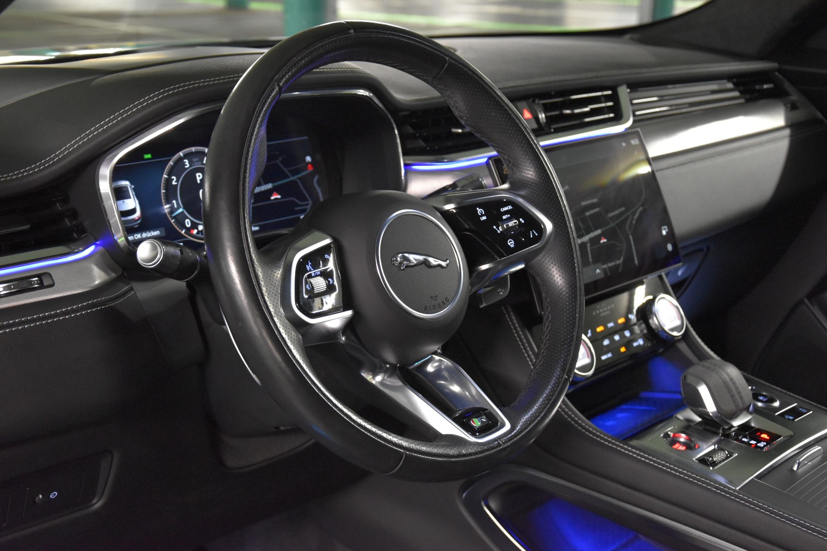 JAGUAR F-Pace 3.0 P400 R-Dynamic MHEV Black AWD-image-26
