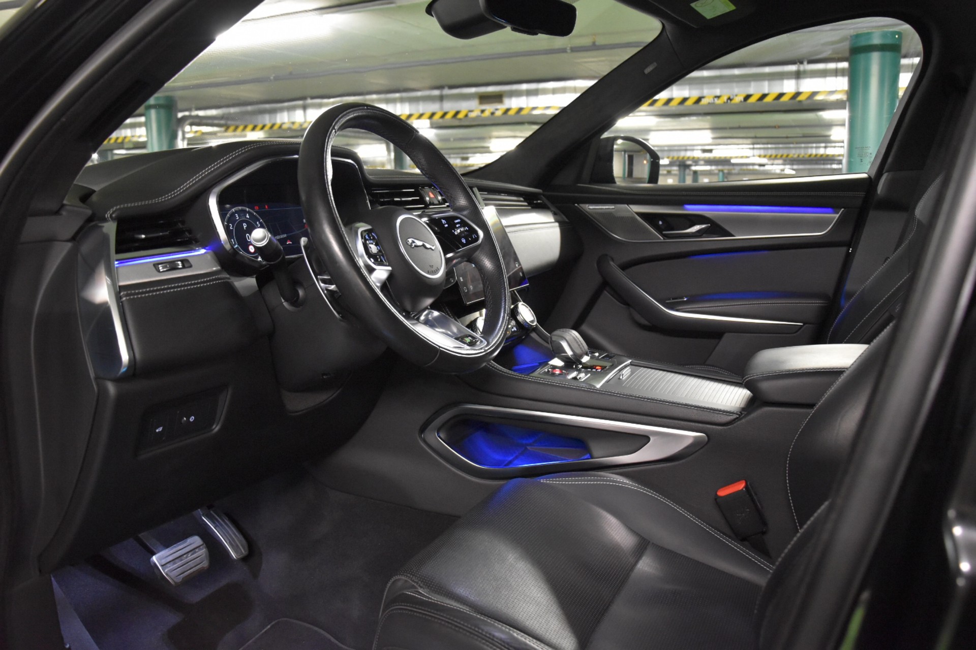 JAGUAR F-Pace 3.0 P400 R-Dynamic MHEV Black AWD-image-27