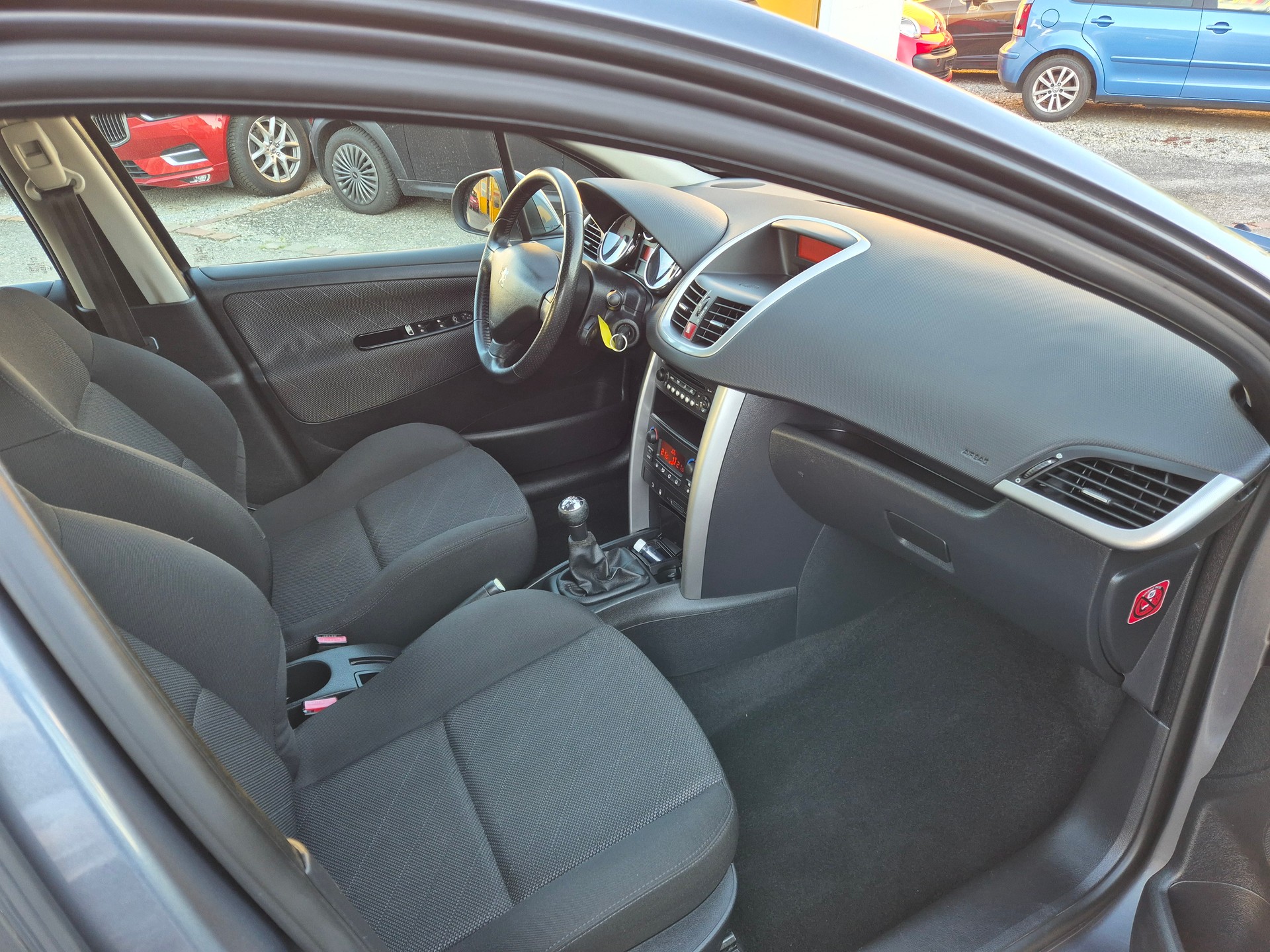 PEUGEOT 207 1.6 16V XT-showroom-element-1