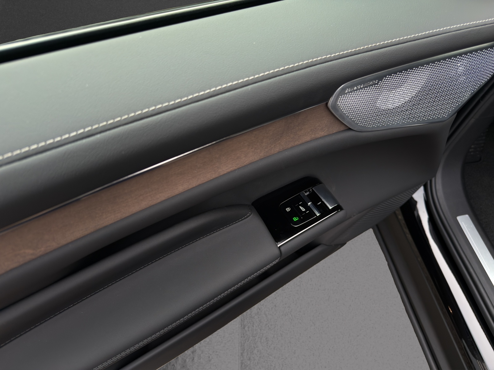 VOLVO ES90 Ultra-showroom-element-3