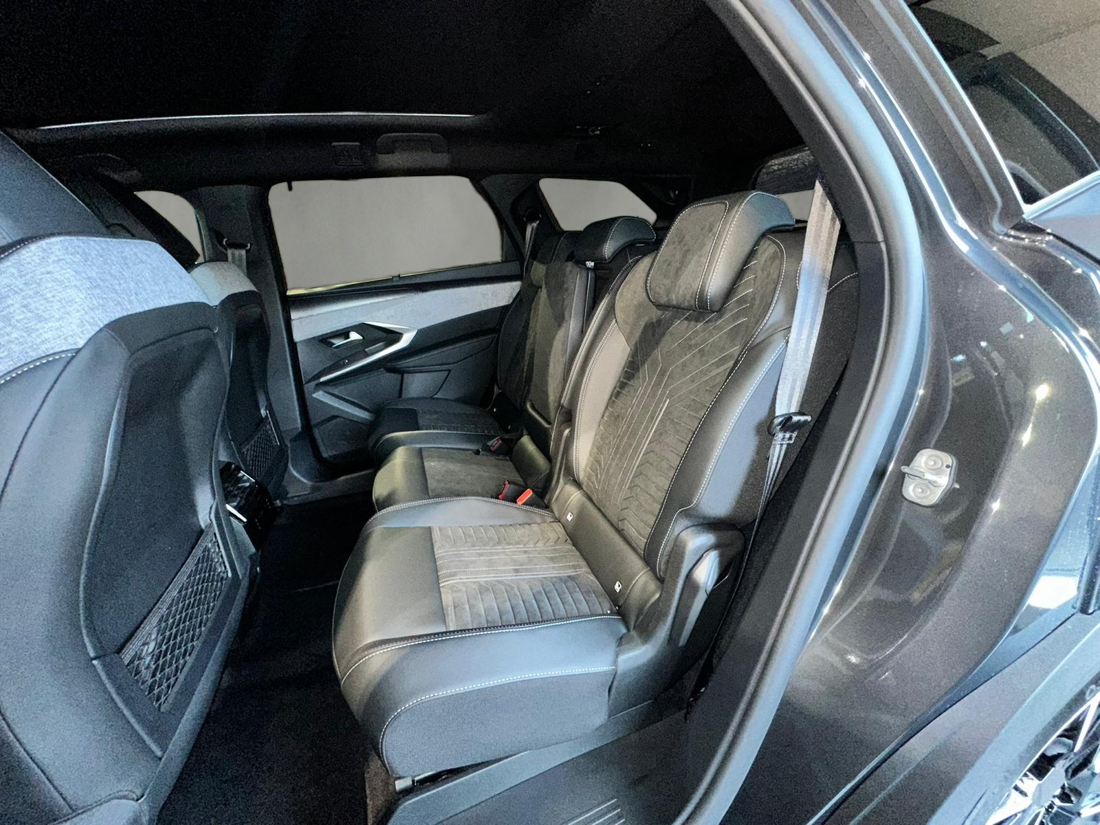 PEUGEOT 5008 1.2 Hybrid GT-image-9