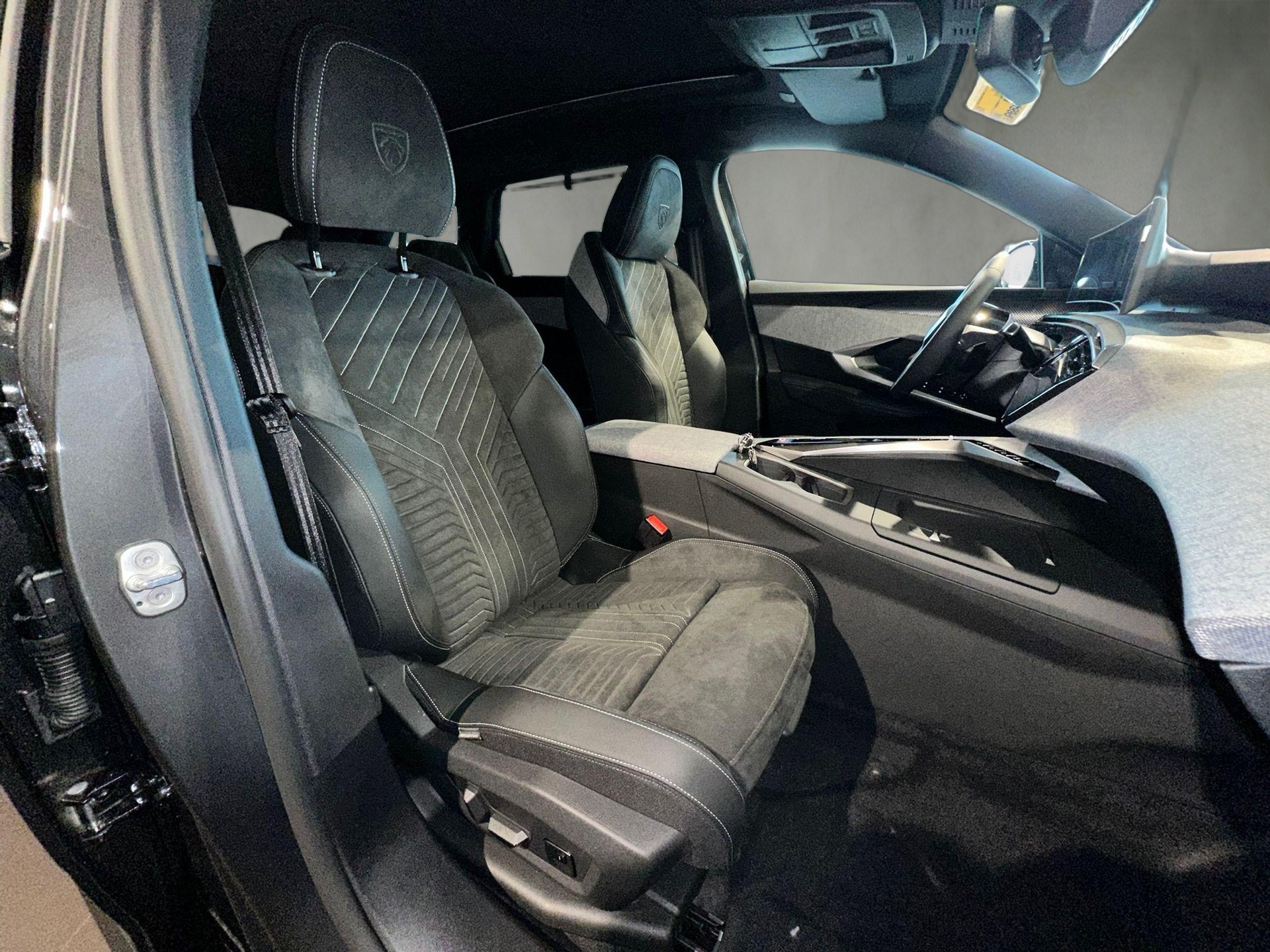 PEUGEOT 5008 1.2 Hybrid GT-image-15