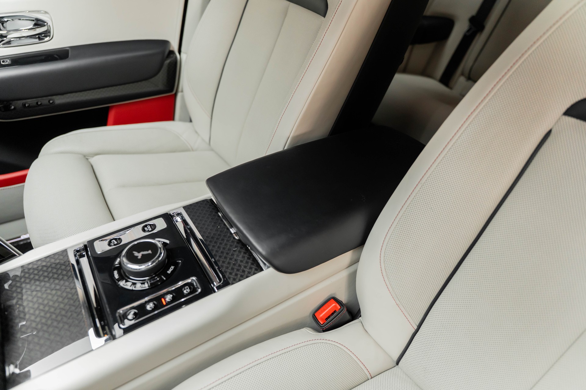 ROLLS-ROYCE Cullinan 6.7 V12 Black Badge-image-13