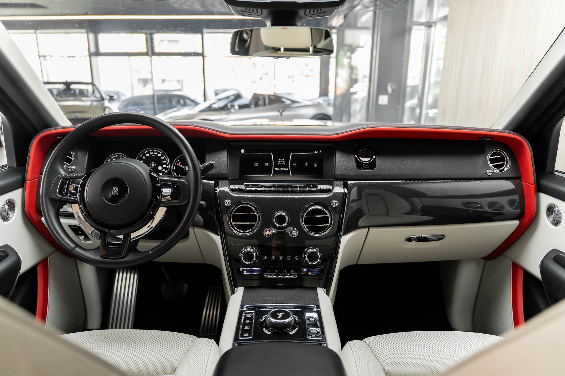 ROLLS-ROYCE Cullinan 6.7 V12 Black Badge-showroom-element-2