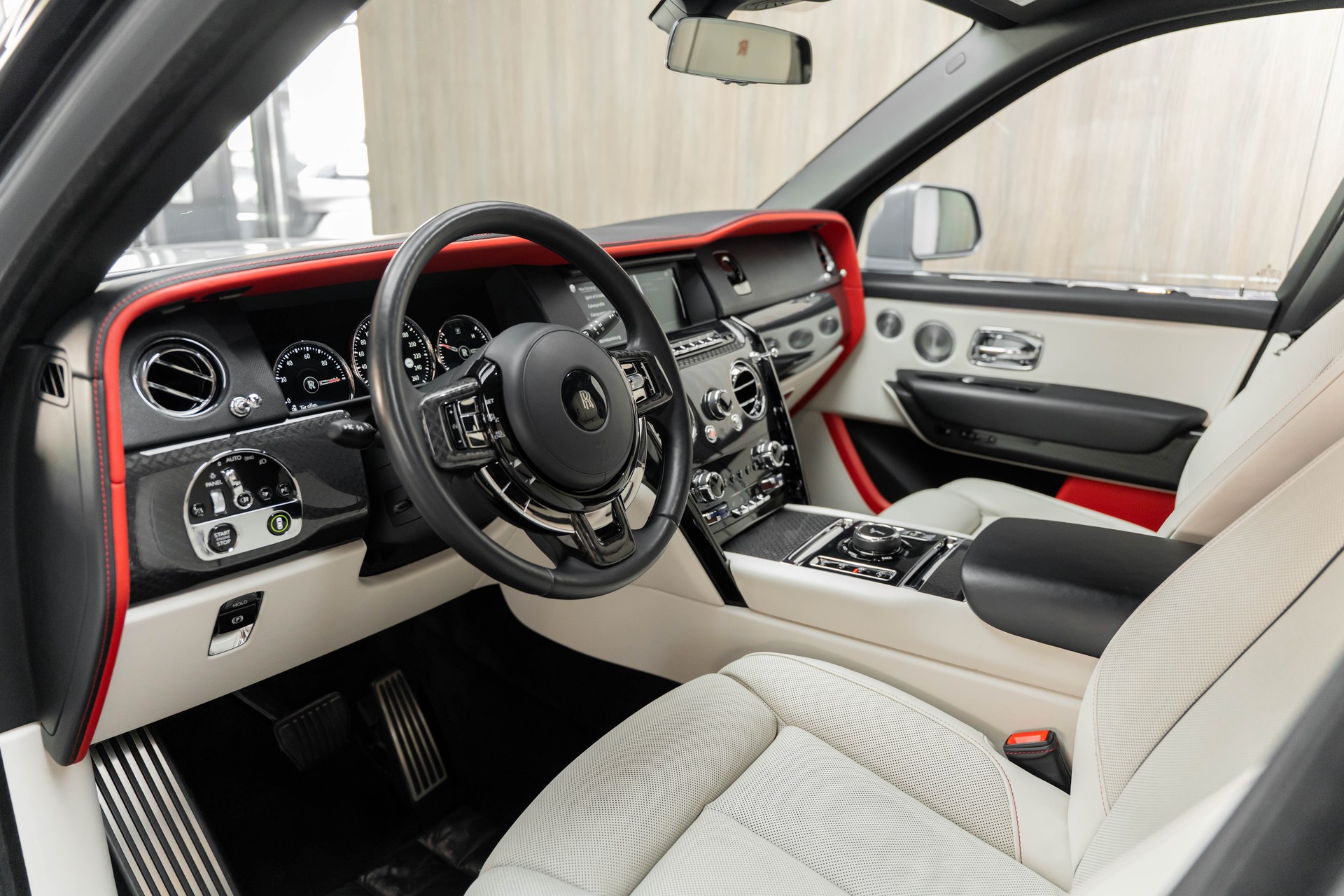 ROLLS-ROYCE Cullinan 6.7 V12 Black Badge-showroom-element-3