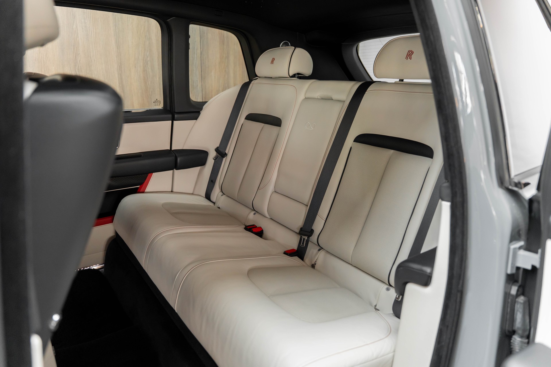 ROLLS-ROYCE Cullinan 6.7 V12 Black Badge-image-8