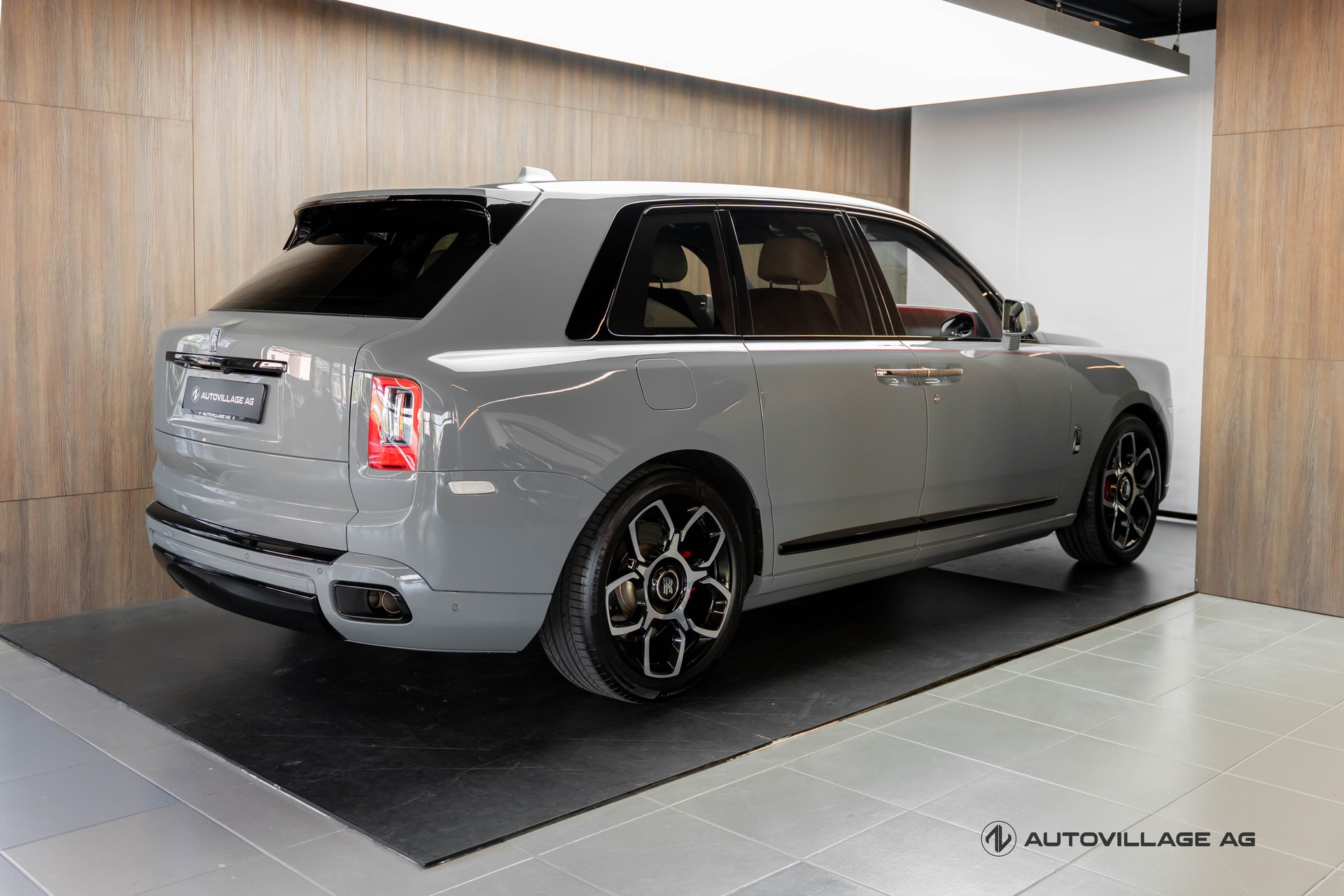 ROLLS-ROYCE Cullinan 6.7 V12 Black Badge-showroom-element-1