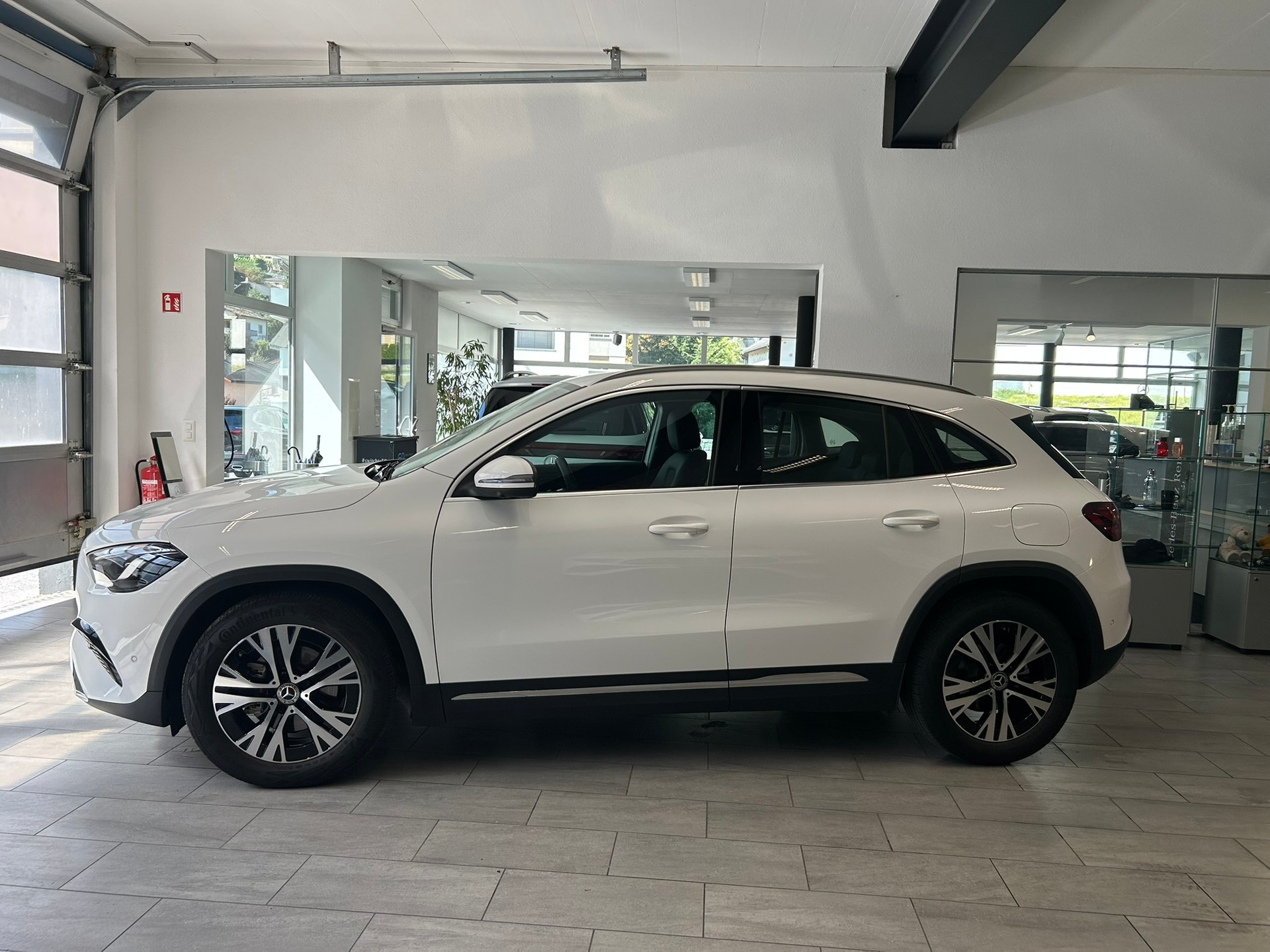 MERCEDES-BENZ GLA 180 7G-DCT-showroom-element-3
