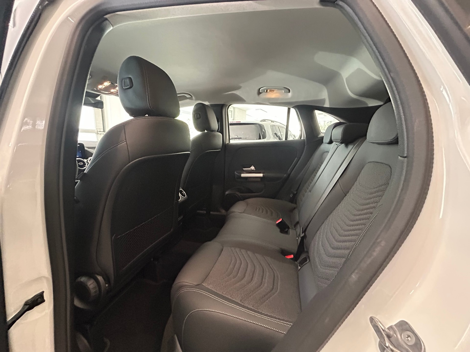 MERCEDES-BENZ GLA 180 7G-DCT-image-8