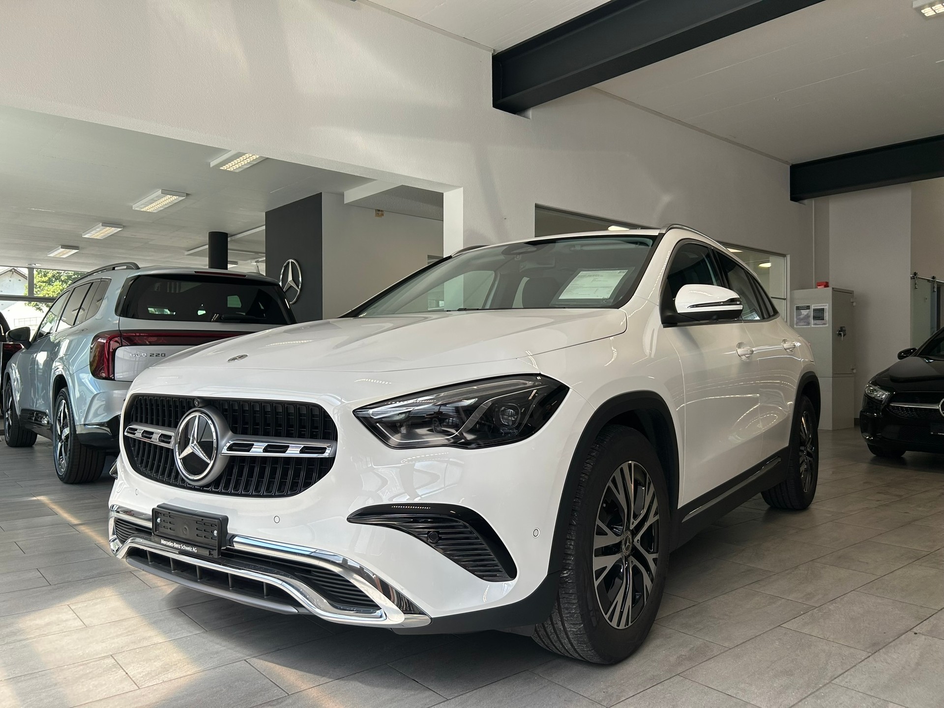 MERCEDES-BENZ GLA 180 7G-DCT-showroom-element-1