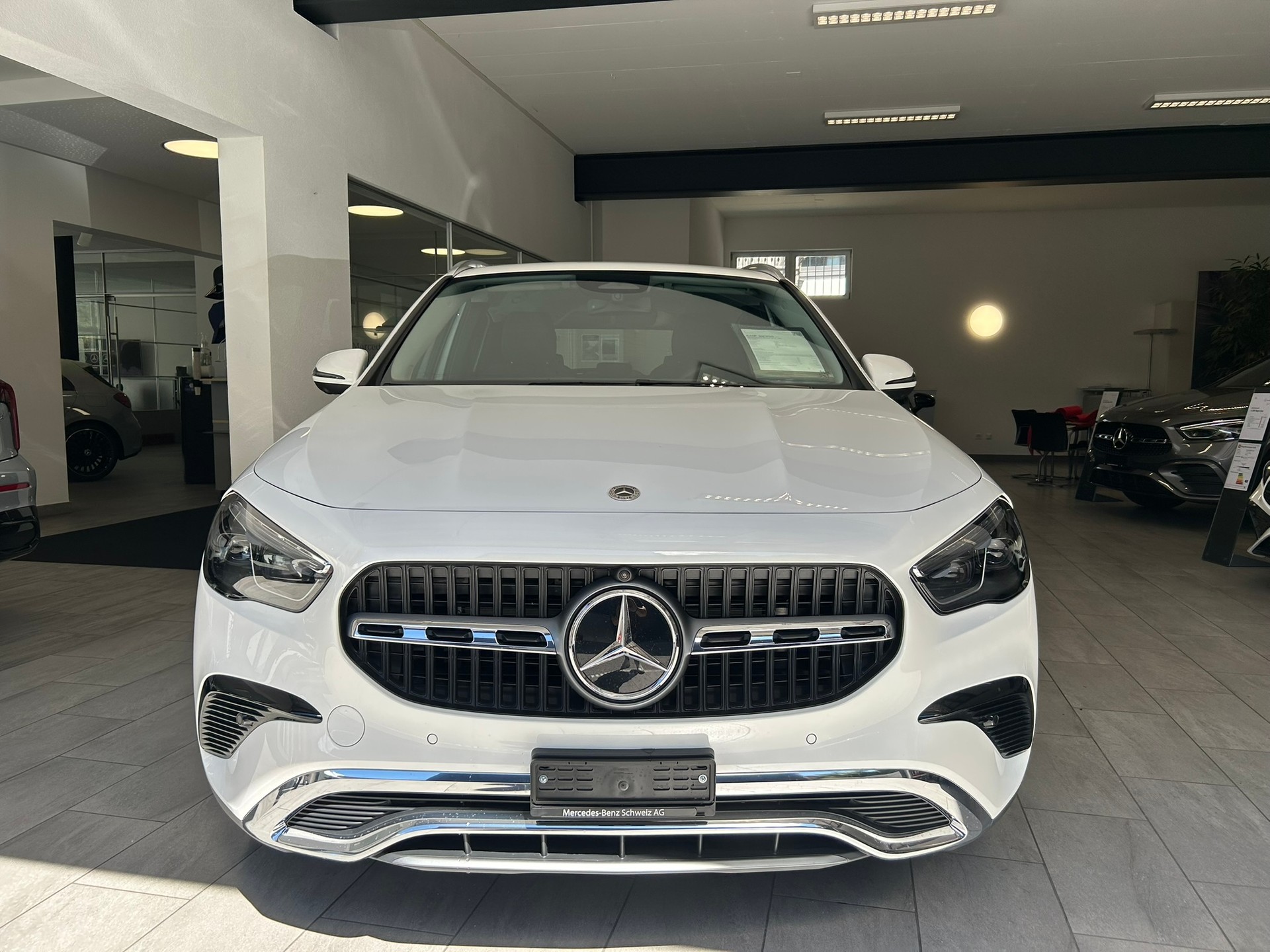 MERCEDES-BENZ GLA 180 7G-DCT-showroom-element-2