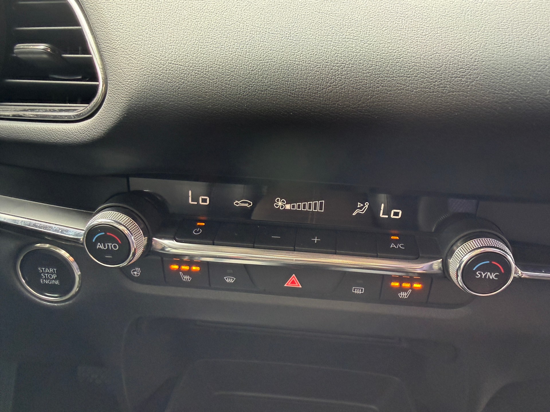 MAZDA CX-30 SKYACTIV-X 186 M Hybrid AWD Revolution Automat - CUIR - NAVIGATION - ANDROID AUTO - APPLE CARPLAY-image-27