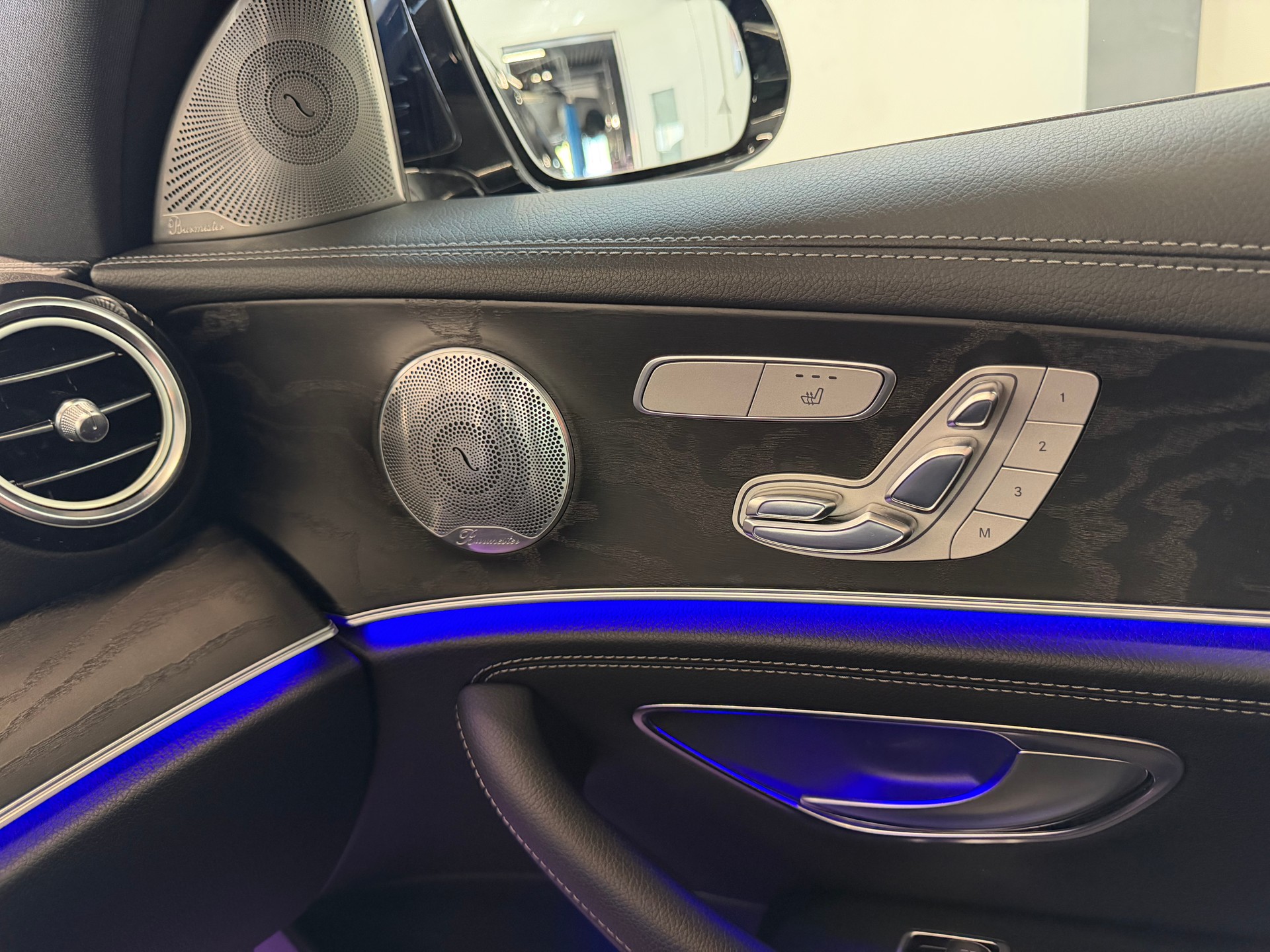 MERCEDES-BENZ E 400 AMG Line 4Matic 9G-Tronic-image-26