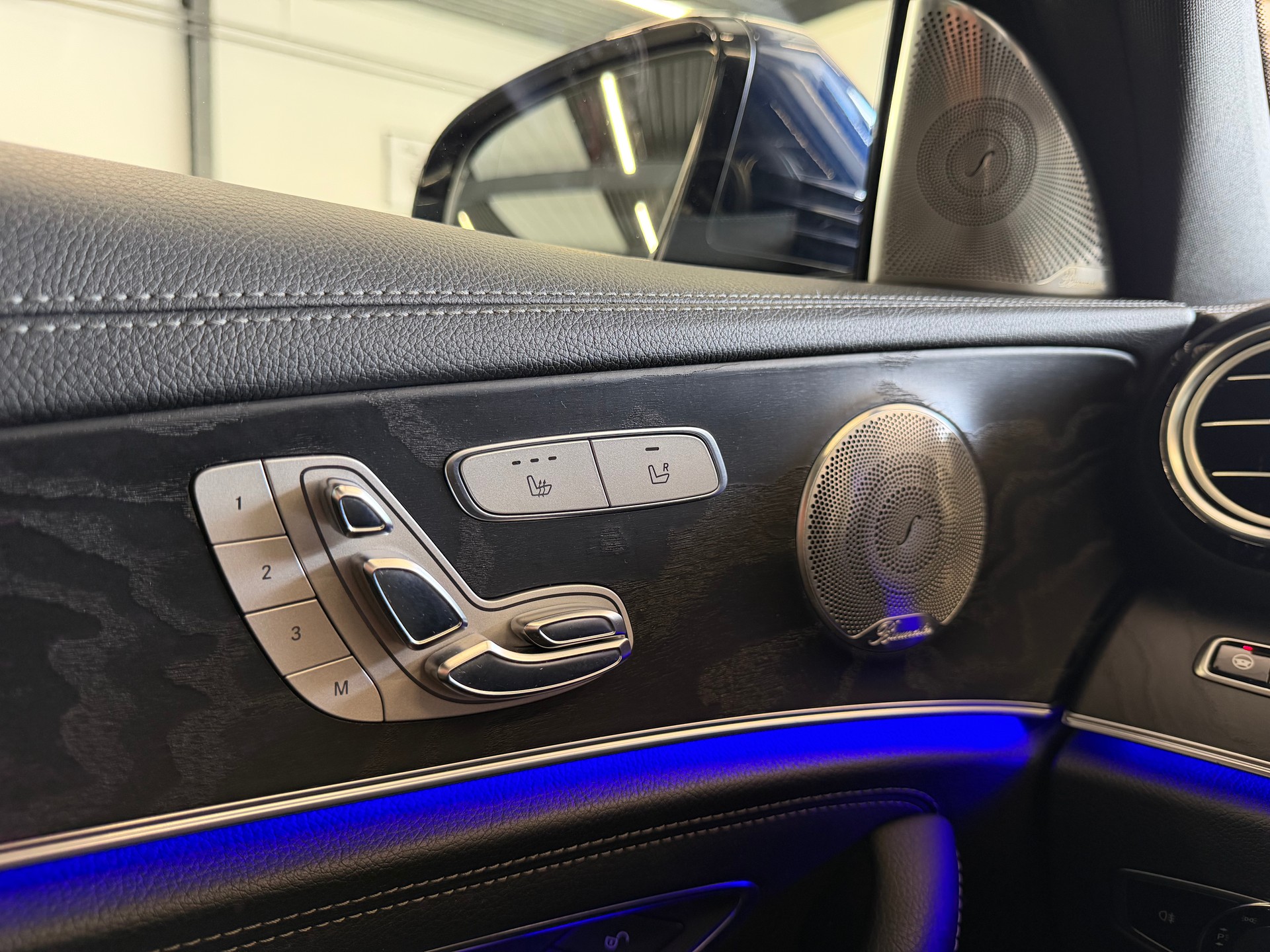 MERCEDES-BENZ E 400 AMG Line 4Matic 9G-Tronic-image-24
