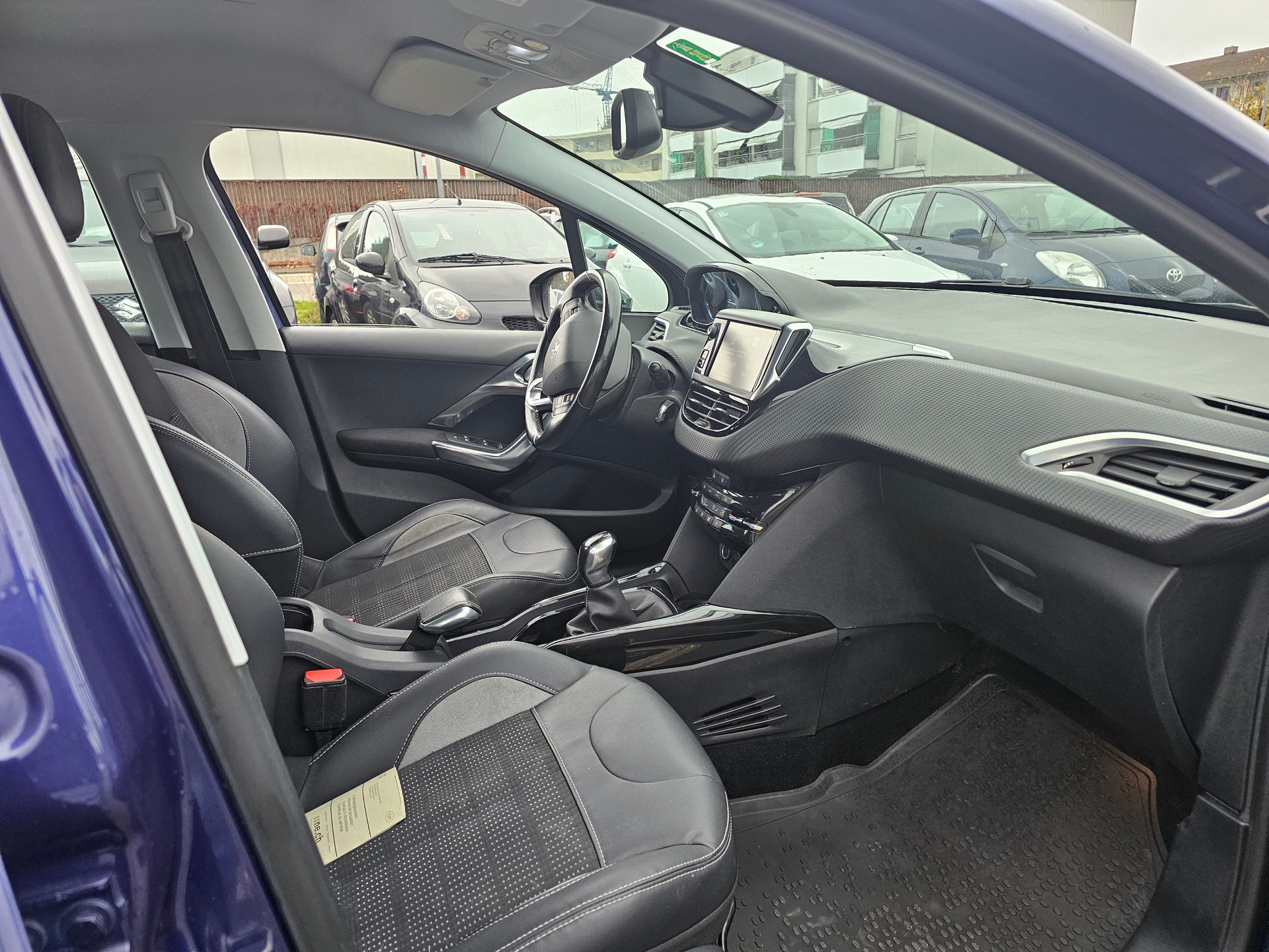 PEUGEOT 2008 1.2 PureTech Active-image-8