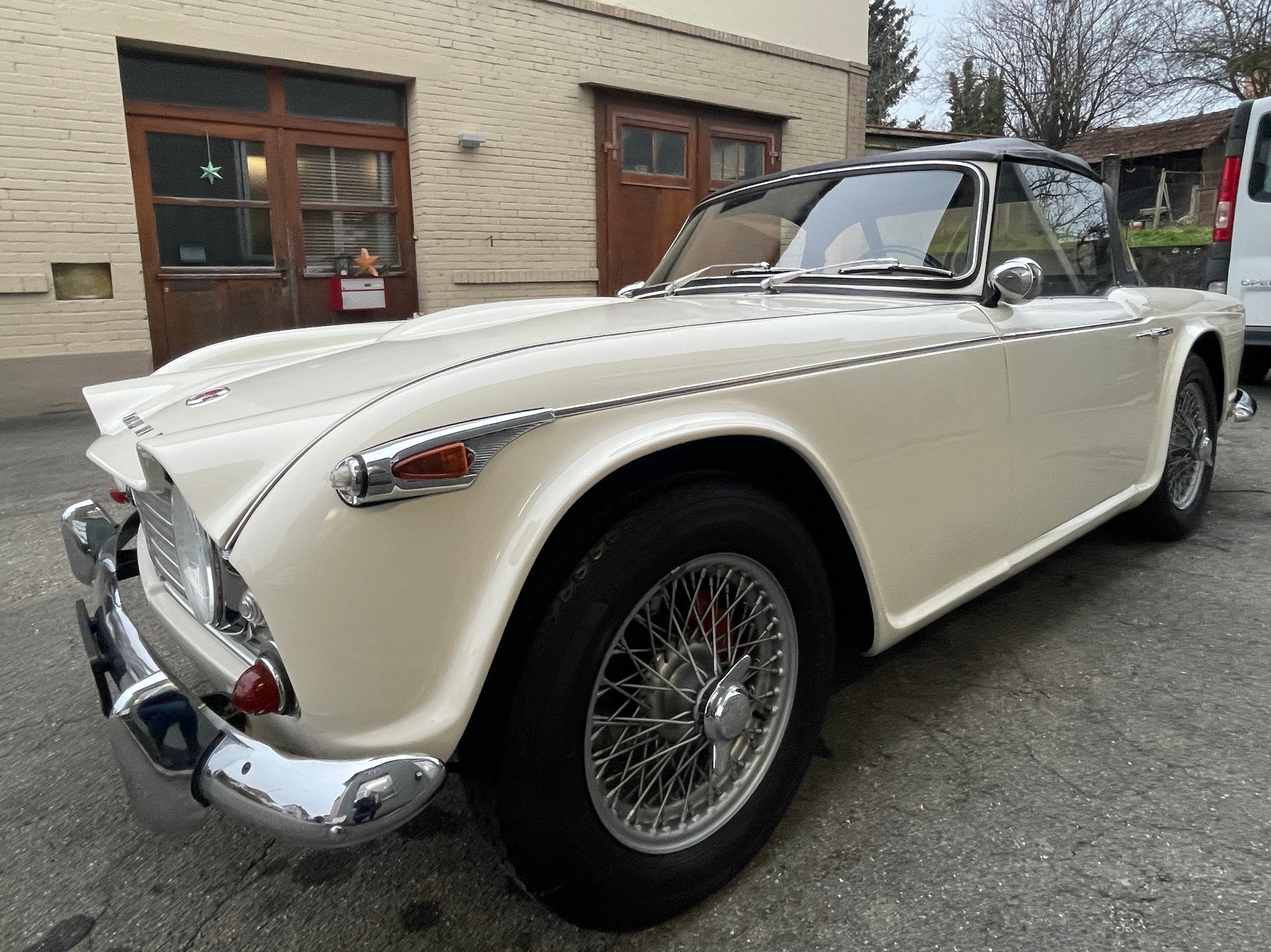 TRIUMPH TR4A IRS-image-1