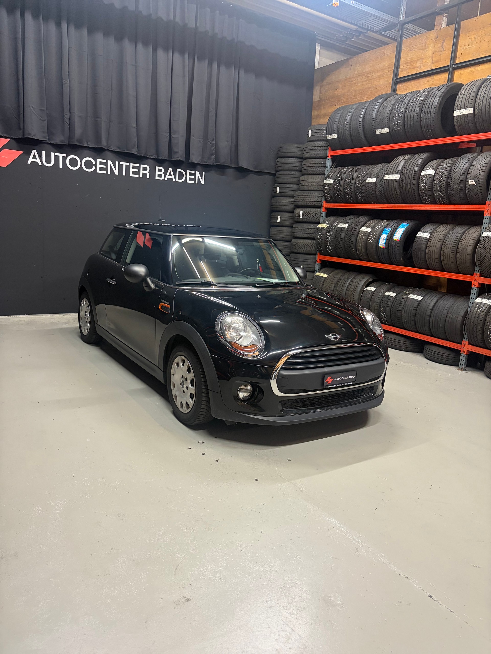 MINI One First-showroom-element-3