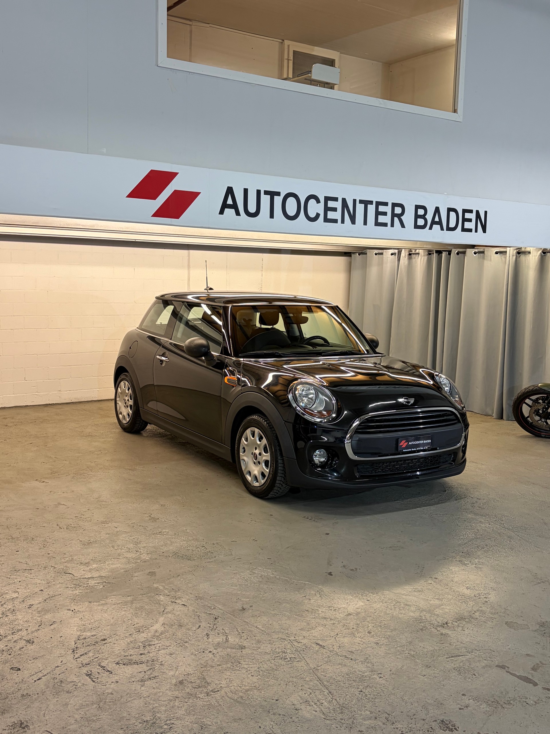 MINI One First-showroom-element-2