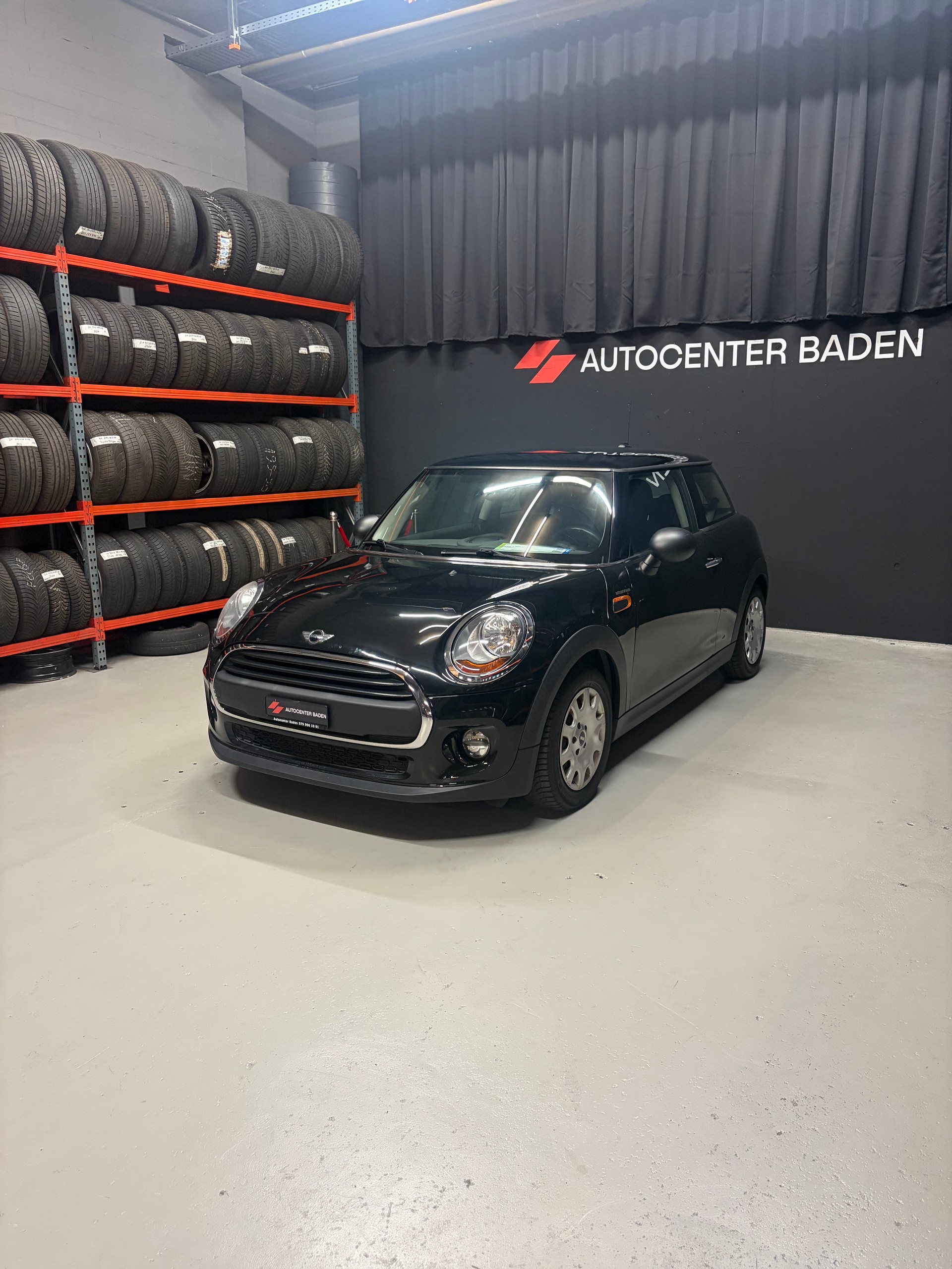 MINI One First-showroom-element-1