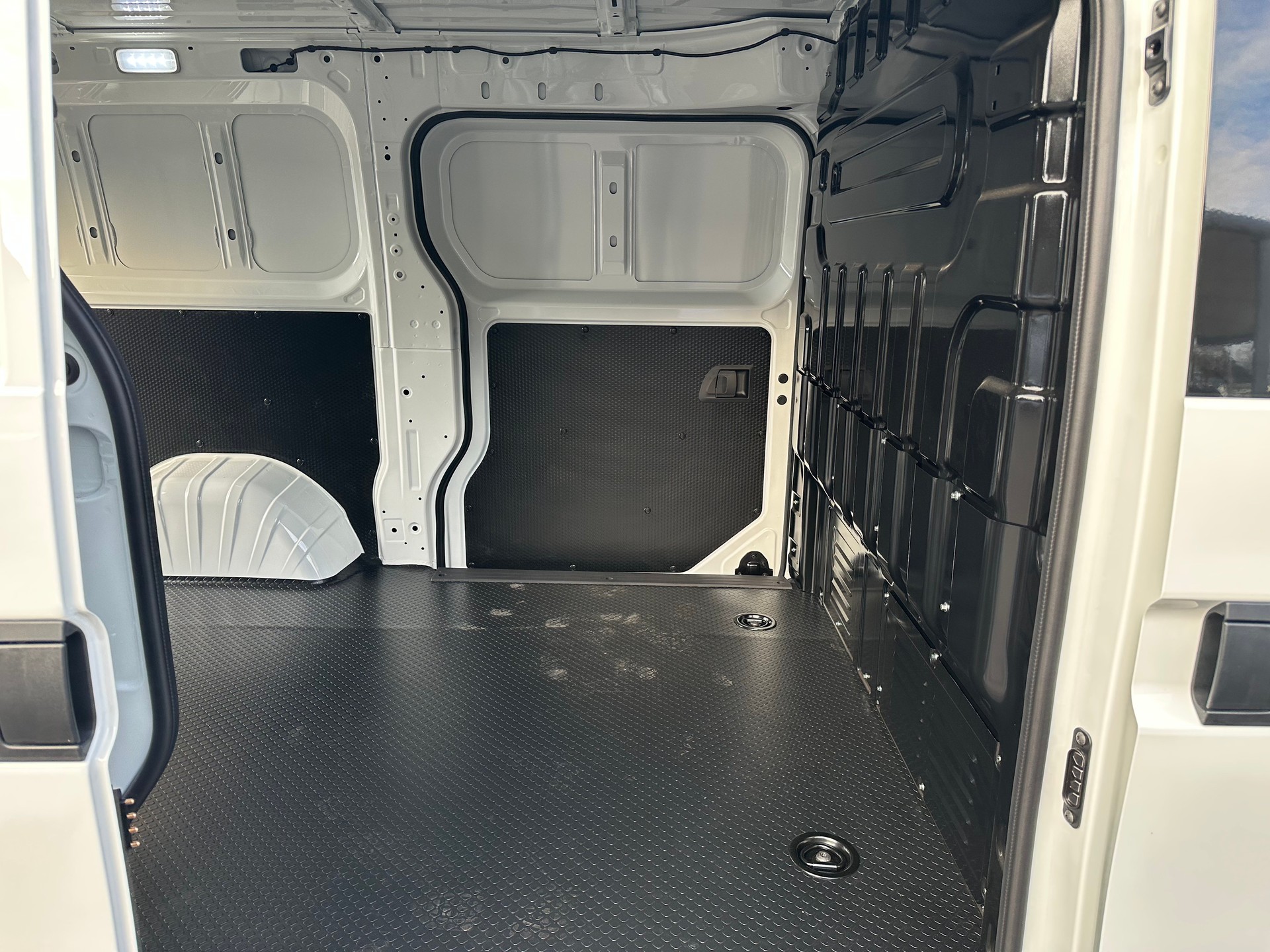 MAXUS eDeliver 5 L1 64kWh-image-7
