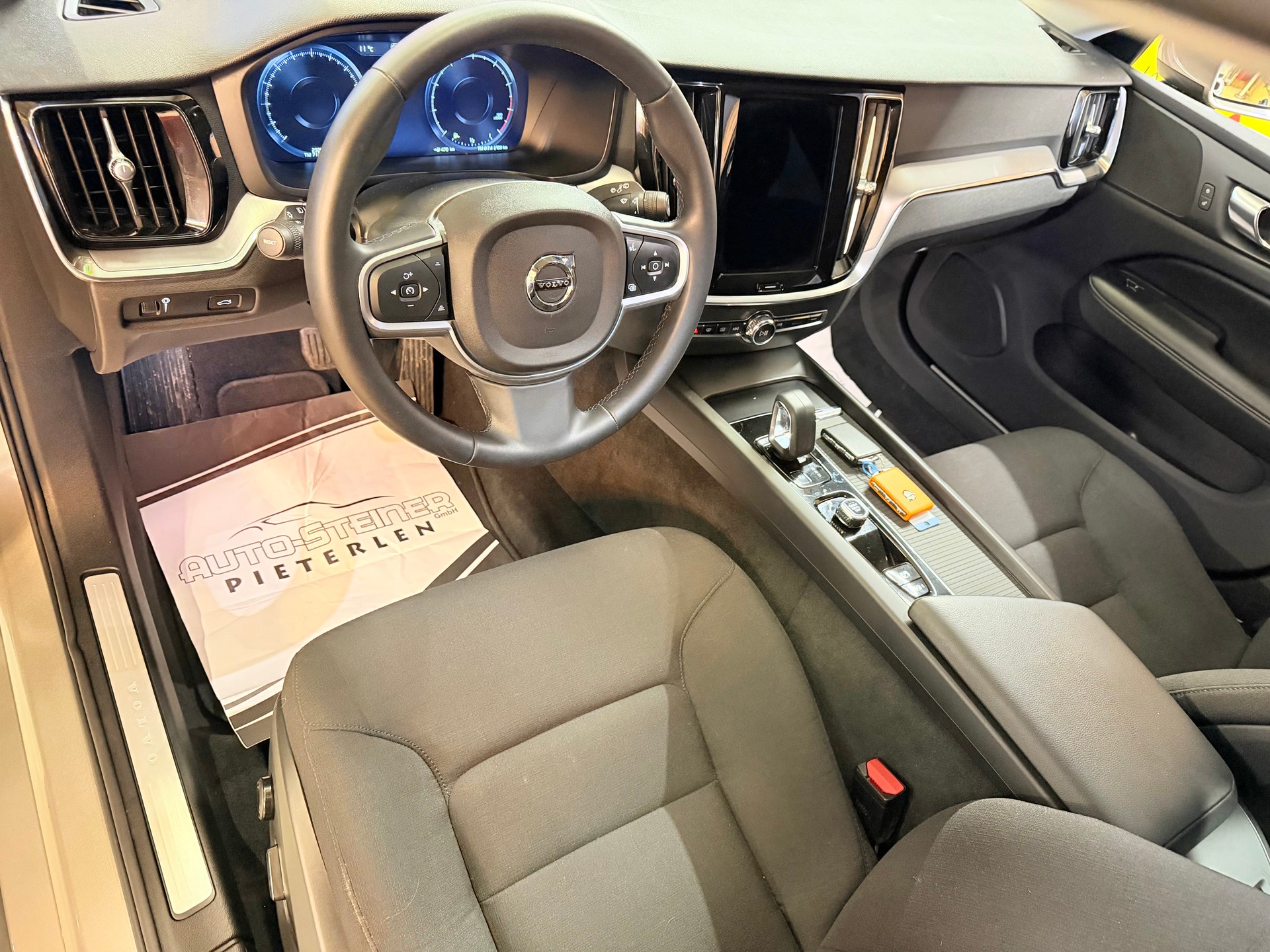 VOLVO V60 B3 MILD HYBRID "MOMENTUM" AUTOMAT. CH WAGEN. TOP GEPFLEGT.-image-4