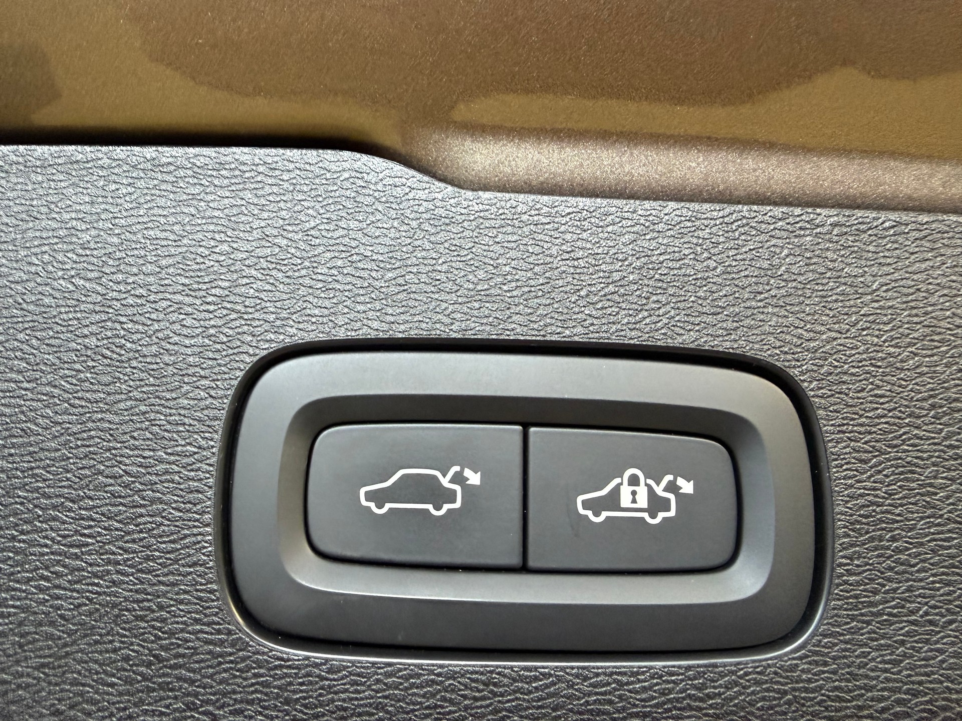 VOLVO V60 B3 MILD HYBRID "MOMENTUM" AUTOMAT. CH WAGEN. TOP GEPFLEGT.-image-19
