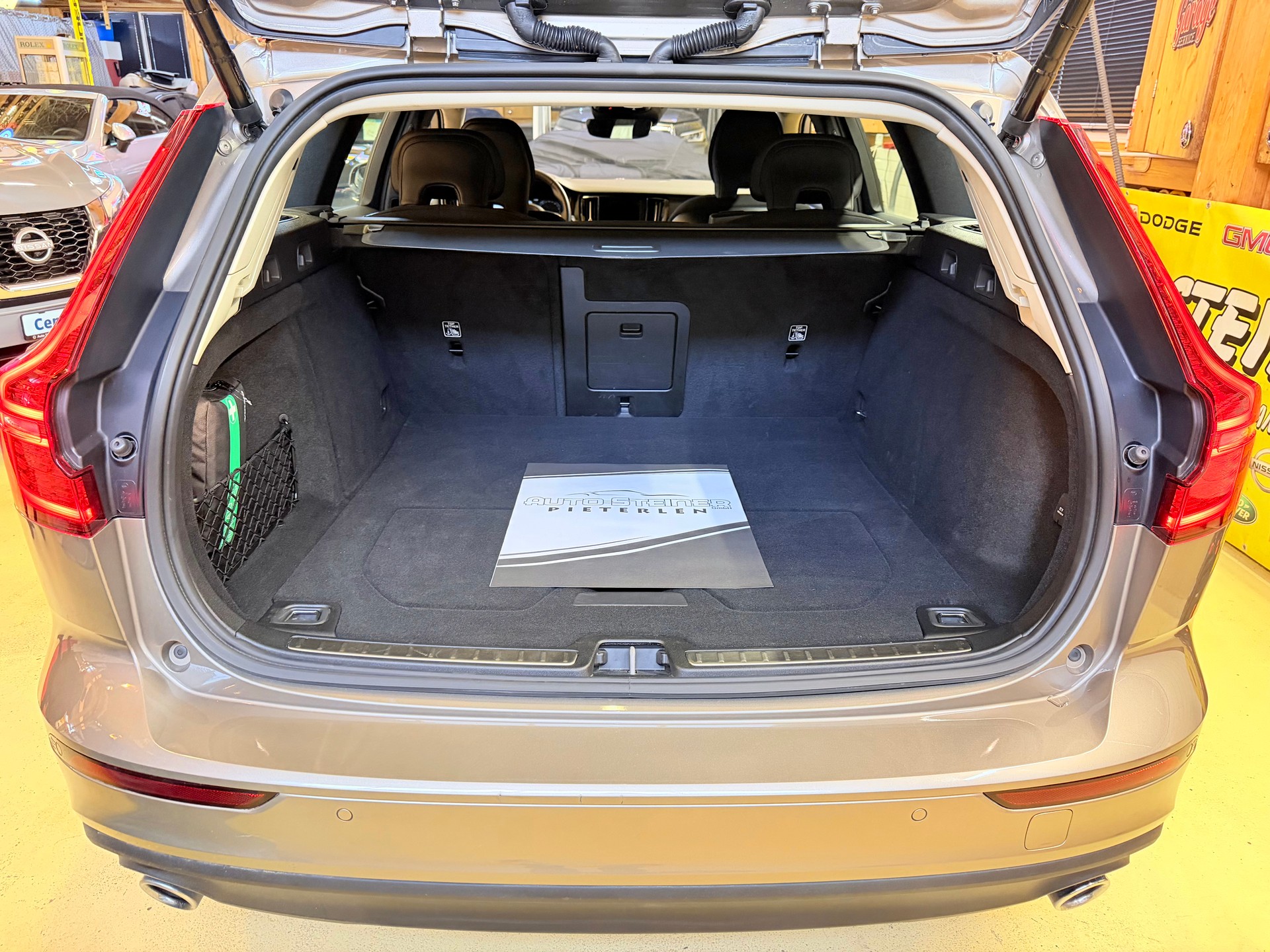 VOLVO V60 B3 MILD HYBRID "MOMENTUM" AUTOMAT. CH WAGEN. TOP GEPFLEGT.-image-11