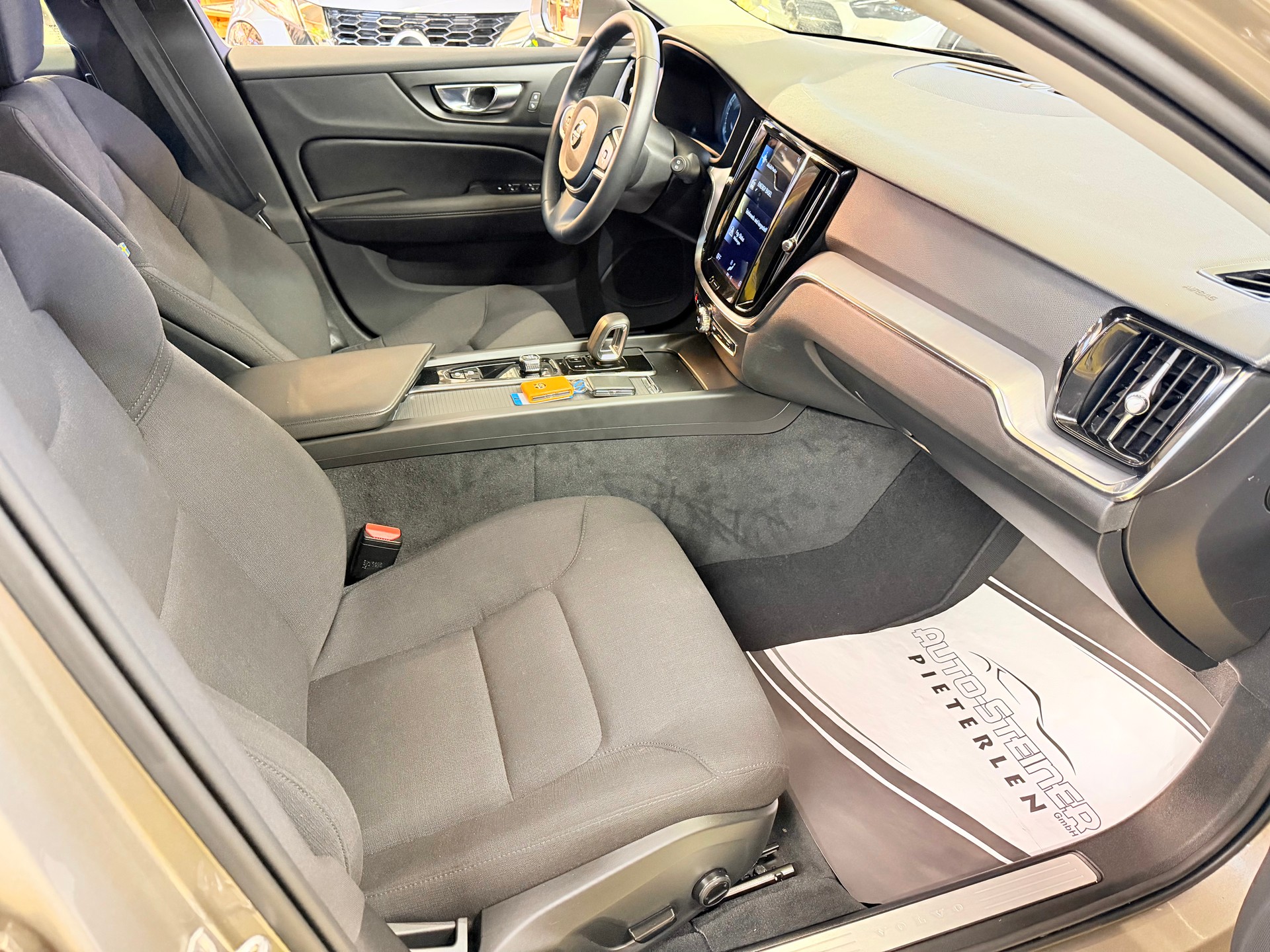 VOLVO V60 B3 MILD HYBRID "MOMENTUM" AUTOMAT. CH WAGEN. TOP GEPFLEGT.-image-13