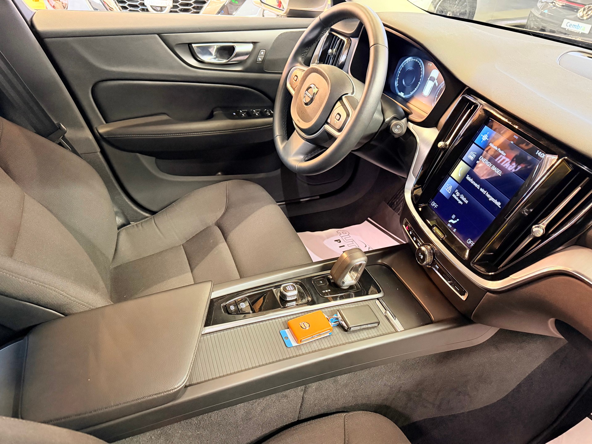 VOLVO V60 B3 MILD HYBRID "MOMENTUM" AUTOMAT. CH WAGEN. TOP GEPFLEGT.-image-22