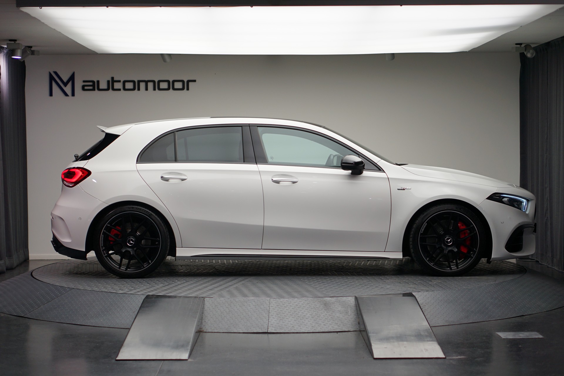 MERCEDES-BENZ A 45 S AMG 4Matic+ Speedshift *CH-Fahrzeug* *Performance Sitze* *Panorama*-showroom-element-3
