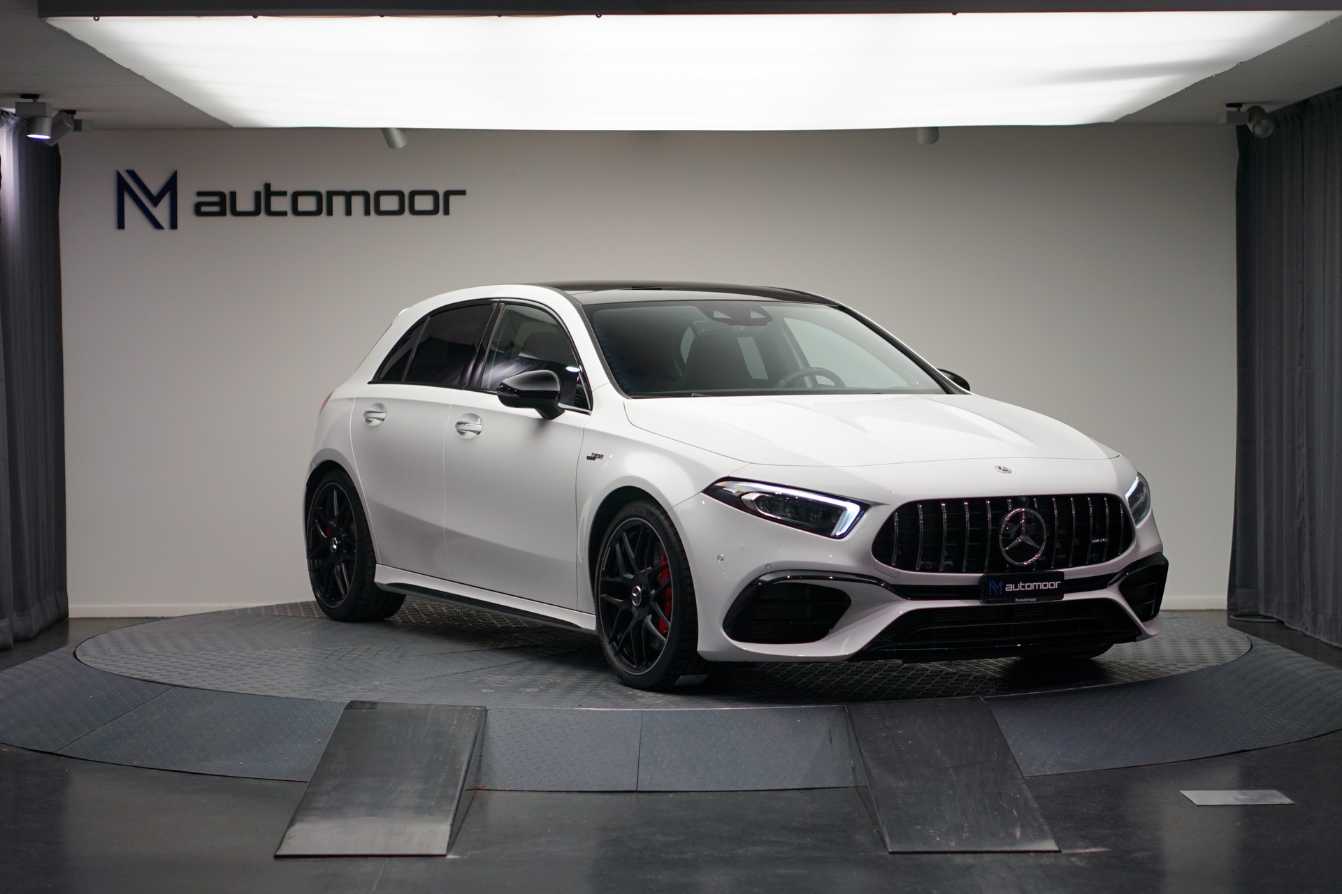 MERCEDES-BENZ A 45 S AMG 4Matic+ Speedshift *CH-Fahrzeug* *Performance Sitze* *Panorama*-showroom-element-2
