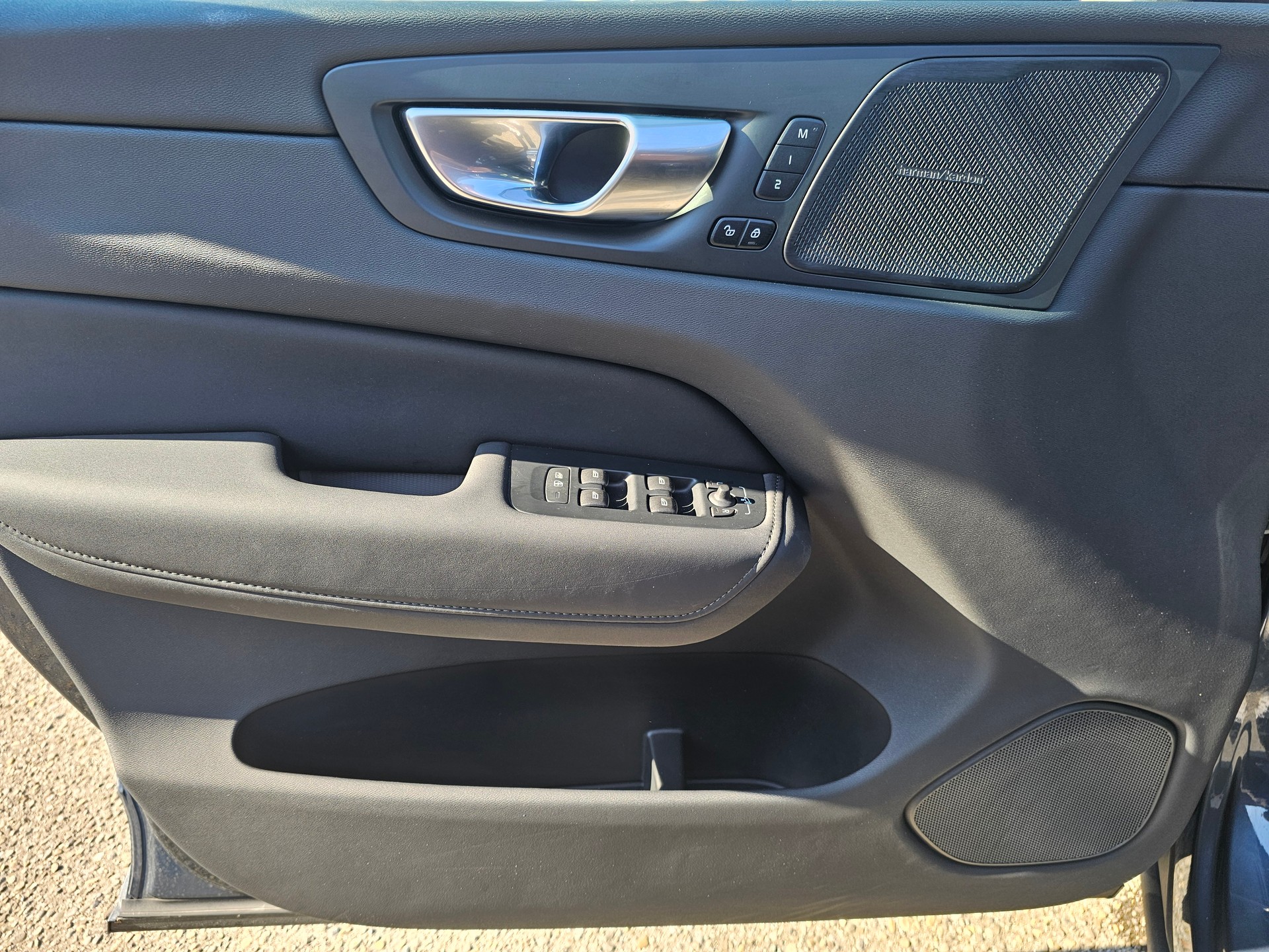 VOLVO XC60 2.0 T6 TE Plus Dark eAWD-image-6