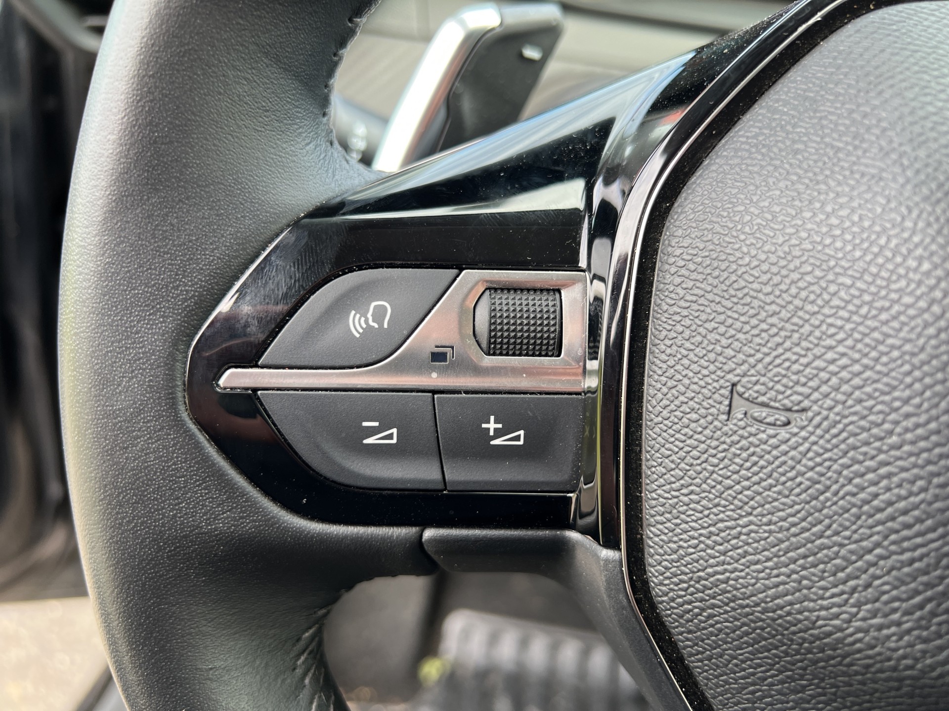 PEUGEOT 208 1.2 Hybrid Style-image-29