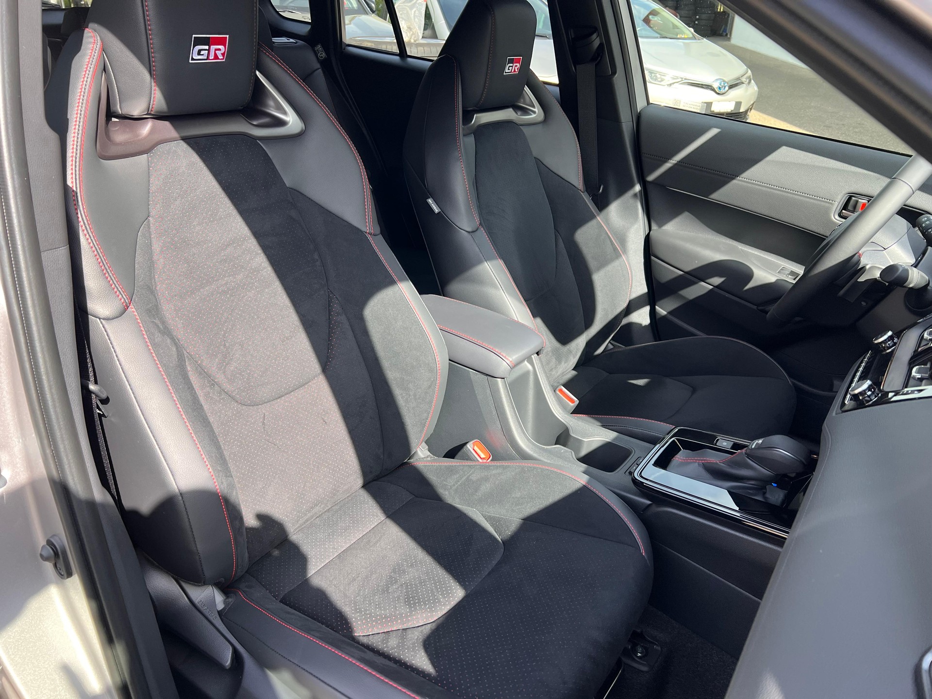 TOYOTA Corolla Cross 2.0 HSD GR Sport AWD-i-image-14