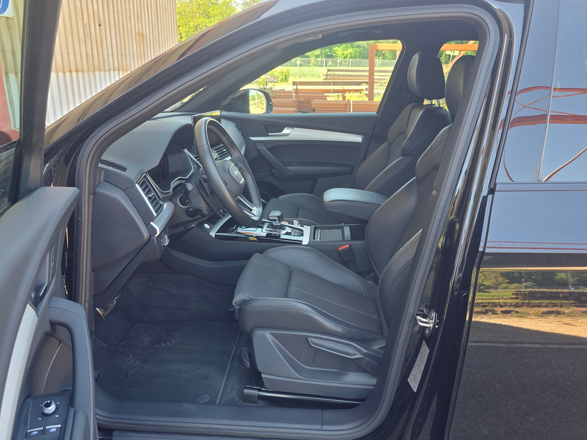 AUDI Q5 40 TDI Black Edition quattro S-tronic-image-6