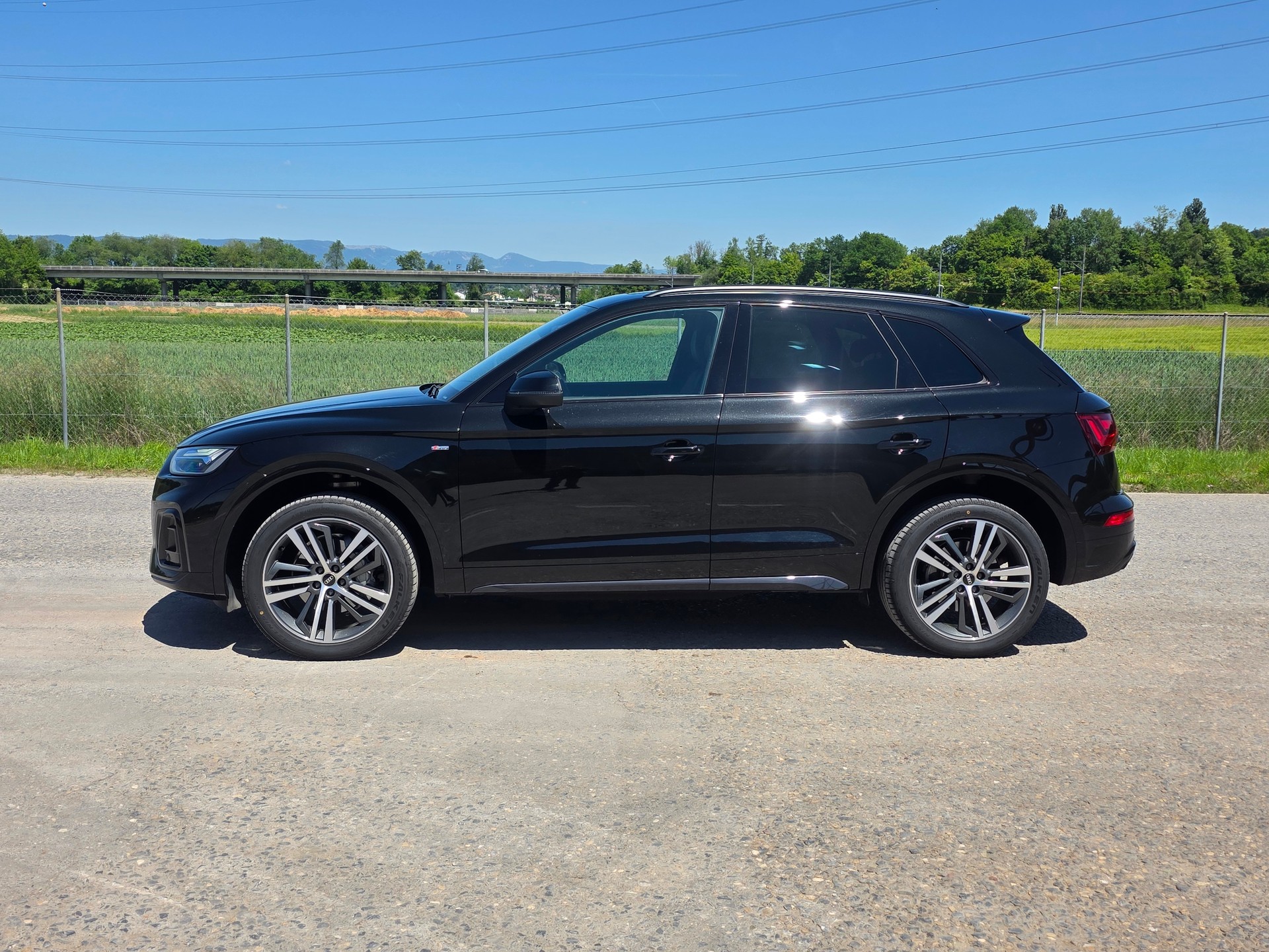 AUDI Q5 40 TDI Black Edition quattro S-tronic-image-2