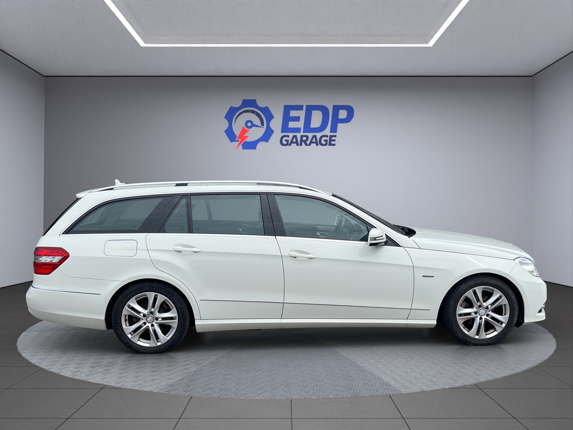 MERCEDES-BENZ E 200 CGI BlueEfficiency Avantgarde 7G-Tronic-image-4